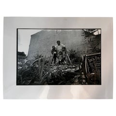 Photo en noir et blanc d'une mère afro-américaine et de ses enfants