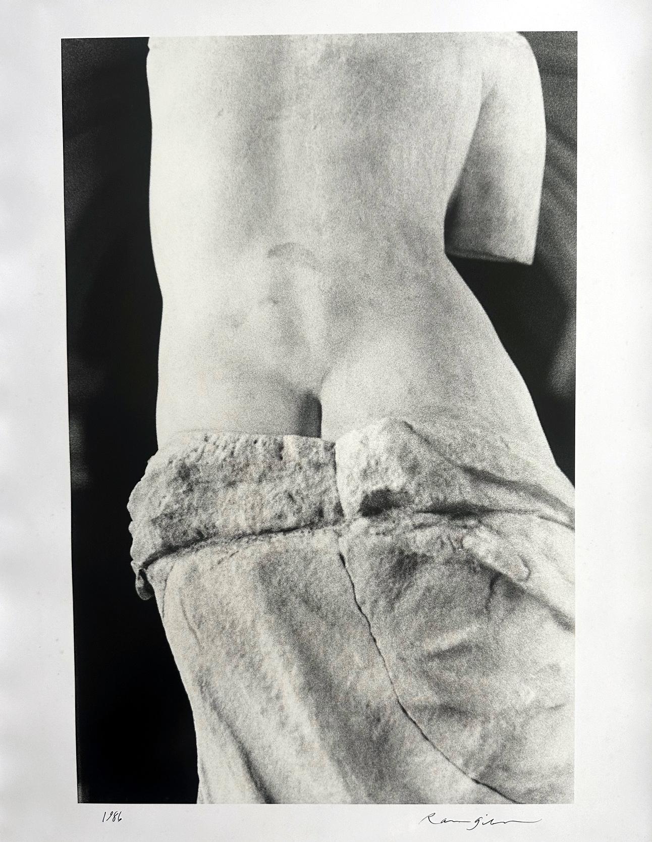 Ein alter Gelatinesilberabzug des amerikanischen Fotografen Ralph Gibson (1939-)
Ohne Titel, die Fotografie zeigt eine antike weibliche Steinstatue von hinten, die den Torso und das Gesäß mit einer gealterten Risslinie zeigt. Die Skulptur steht vor