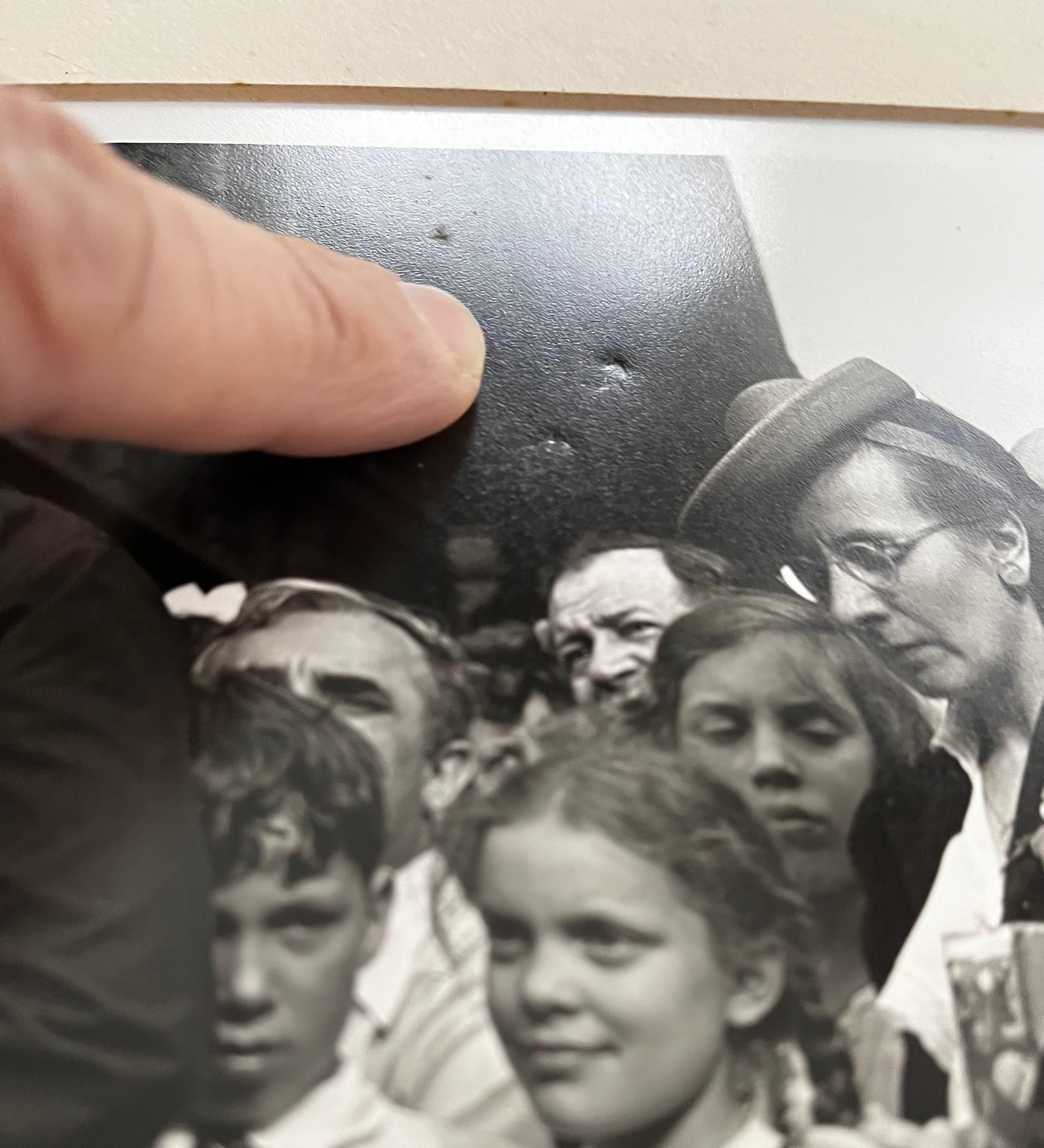 Schwarz-Weiß-Fotografie in New York City im Jahr 1942 - Künstler Unknown im Angebot 4
