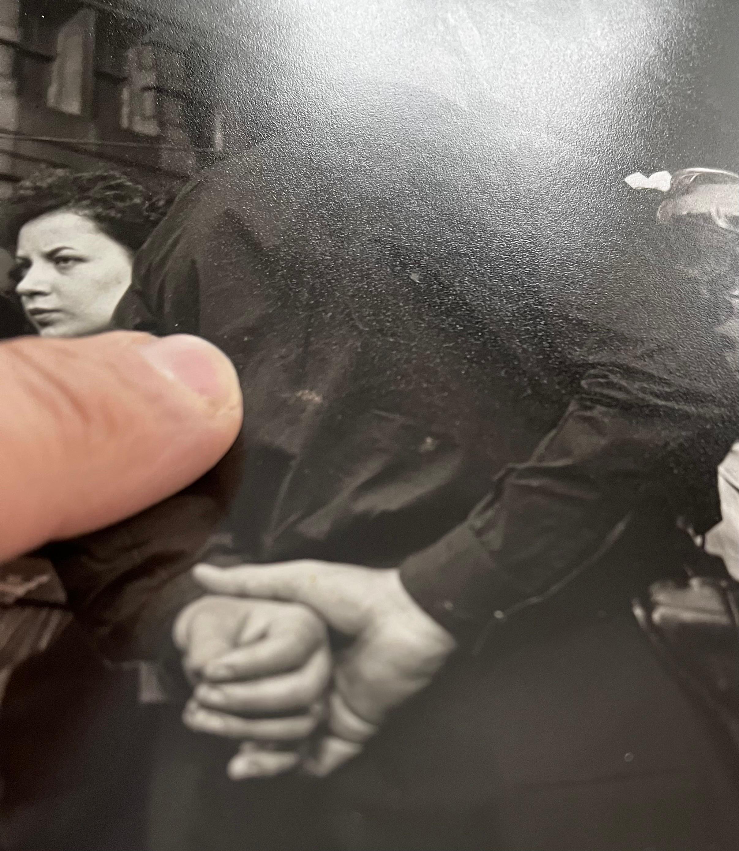 Schwarz-Weiß-Fotografie in New York City im Jahr 1942 - Künstler Unknown im Angebot 5