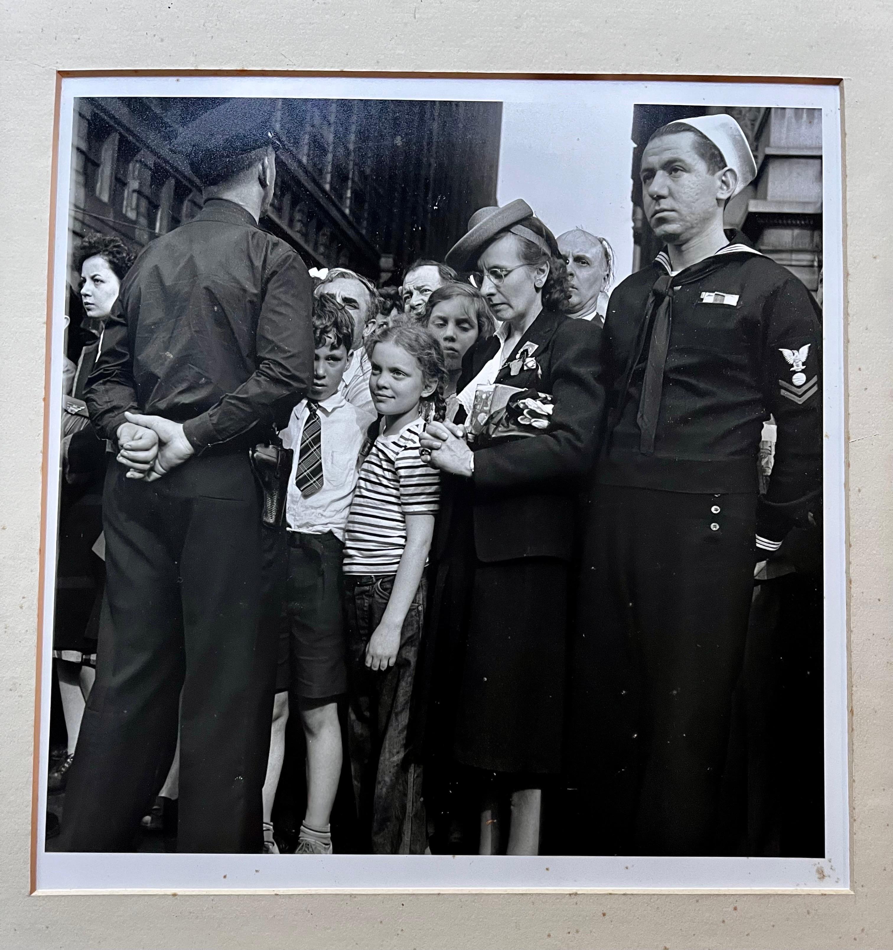 Schwarz-Weiß-Fotografie in New York City im Jahr 1942 - Künstler Unknown (Moderne der Mitte des Jahrhunderts) im Angebot