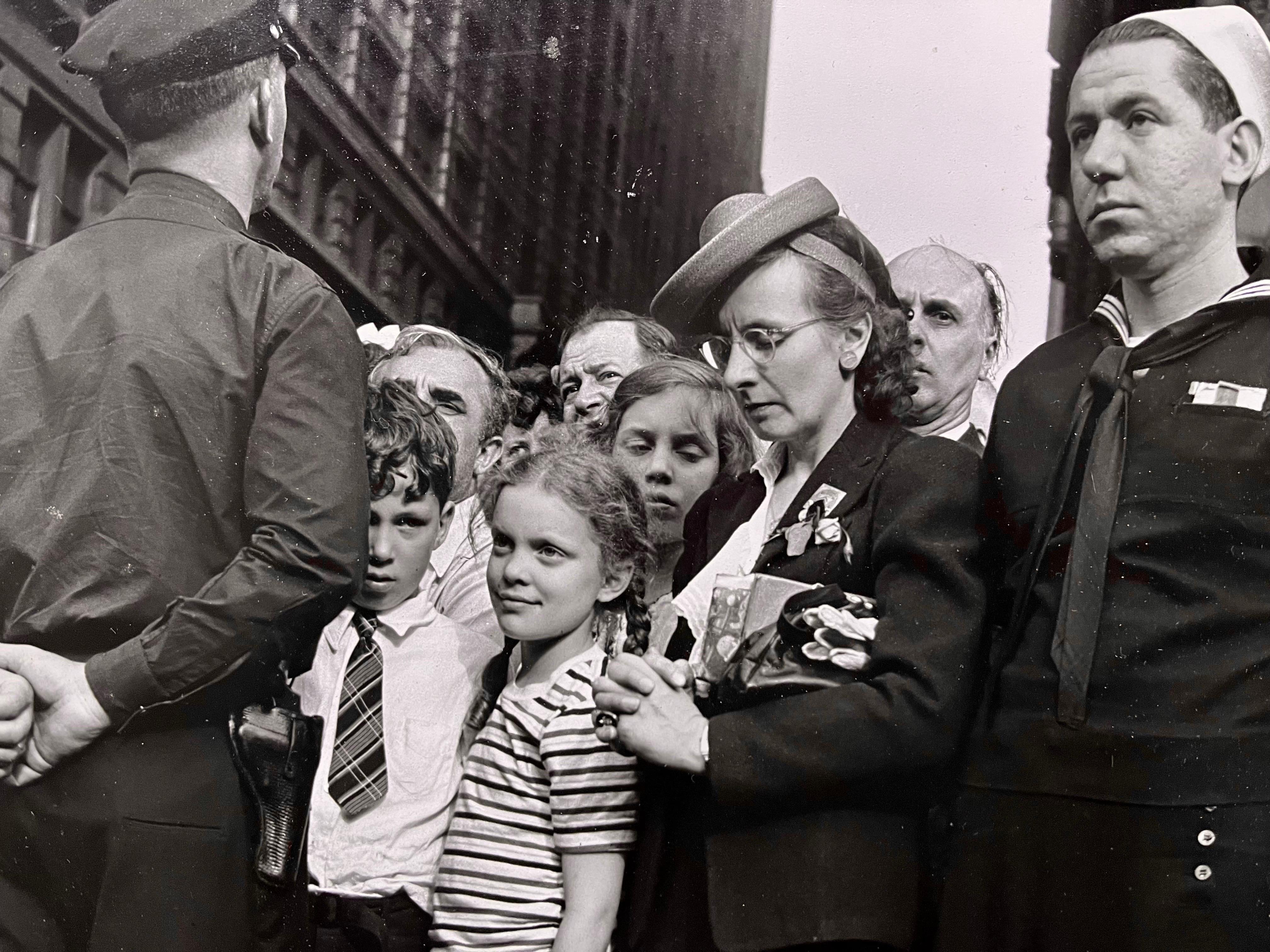 Schwarz-Weiß-Fotografie in New York City im Jahr 1942 - Künstler Unknown (amerikanisch) im Angebot