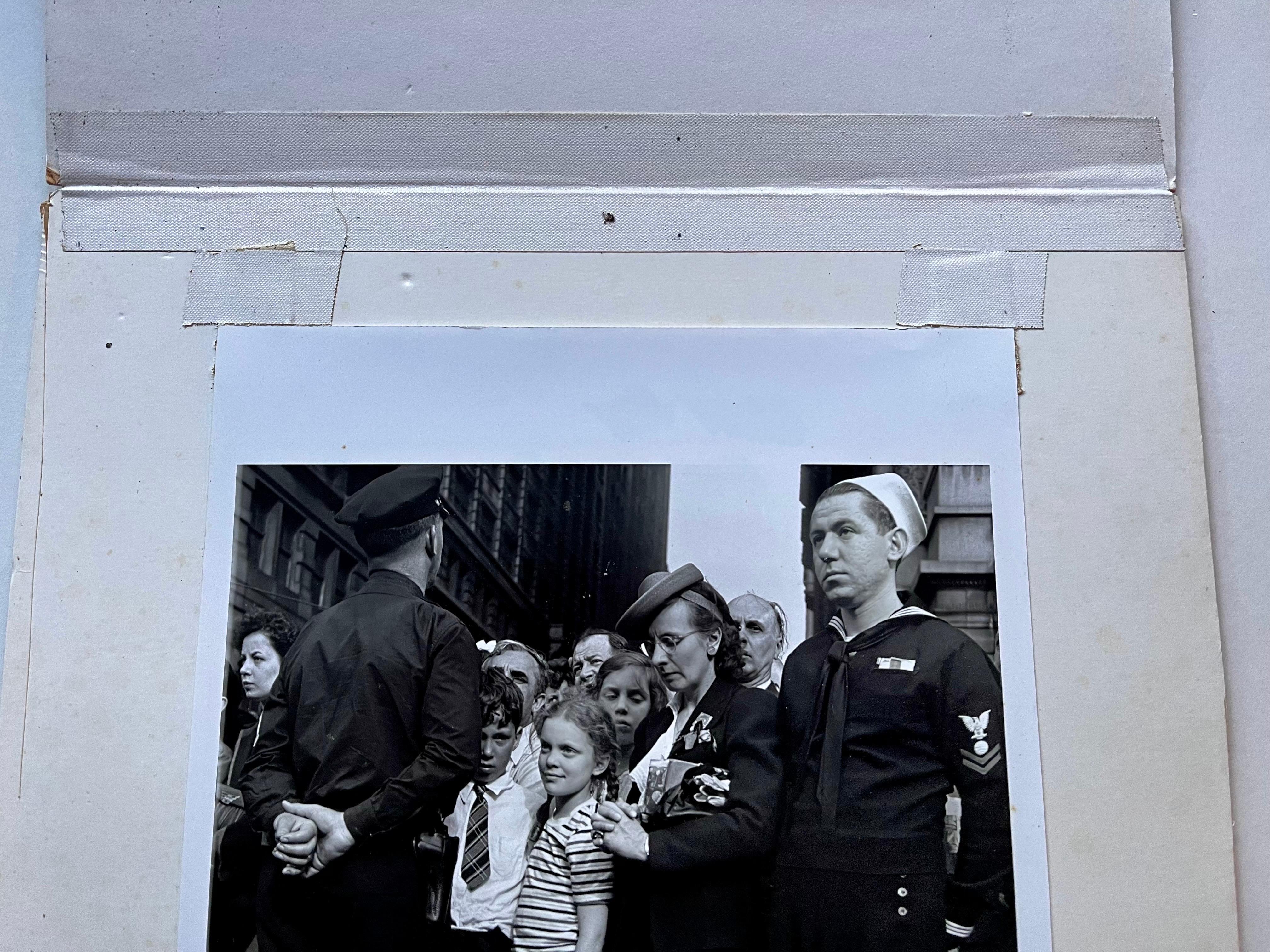 Schwarz-Weiß-Fotografie in New York City im Jahr 1942 - Künstler Unknown (Papier) im Angebot