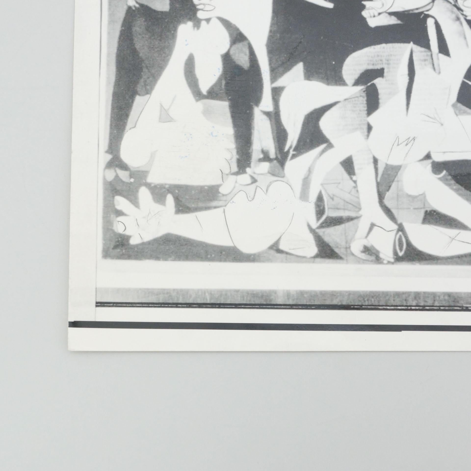 Schwarz-Weiß-Fotografie des Picasso-Gemäldes „Guernica“, 1973 (Moderne der Mitte des Jahrhunderts) im Angebot