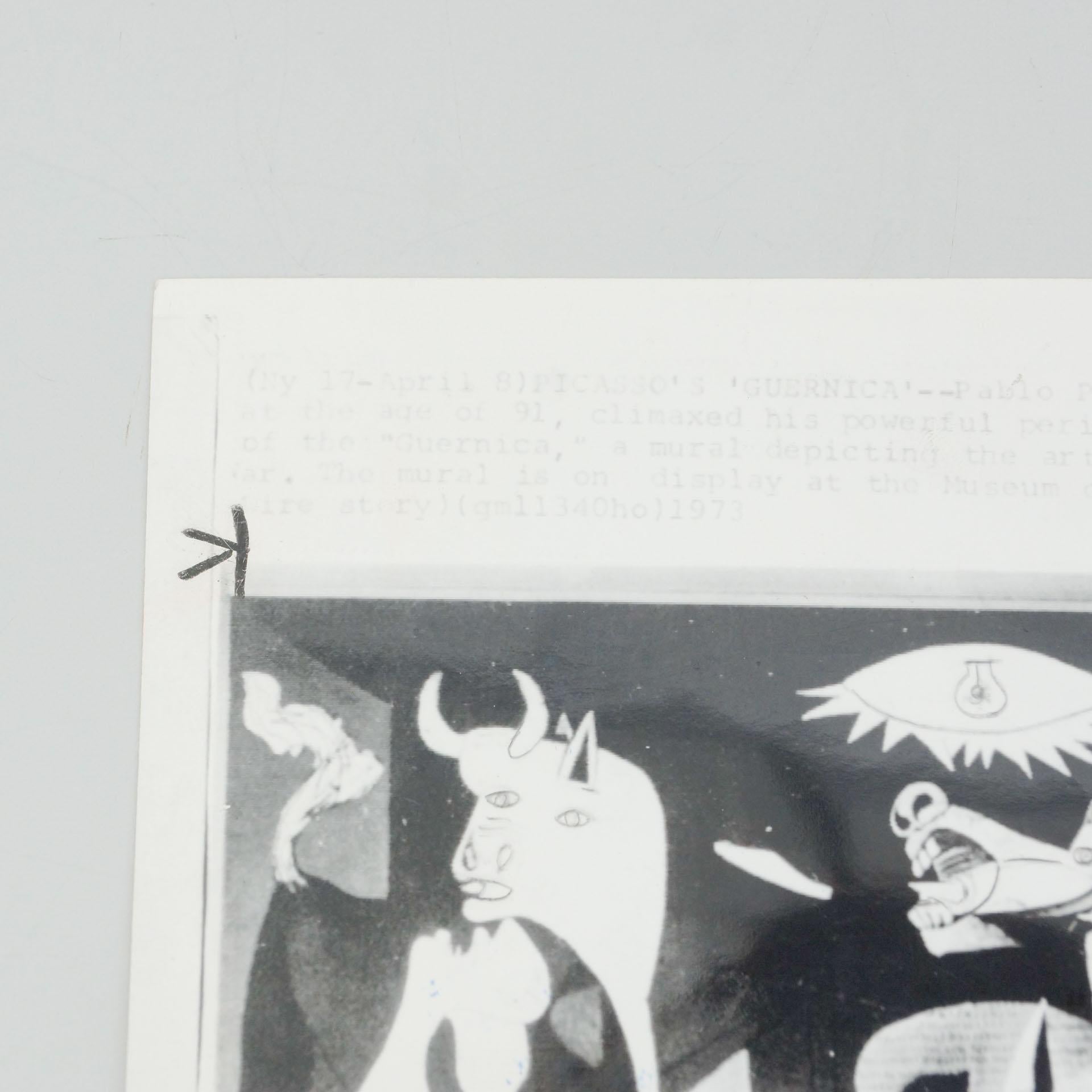 Schwarz-Weiß-Fotografie des Picasso-Gemäldes „Guernica“, 1973 (amerikanisch) im Angebot