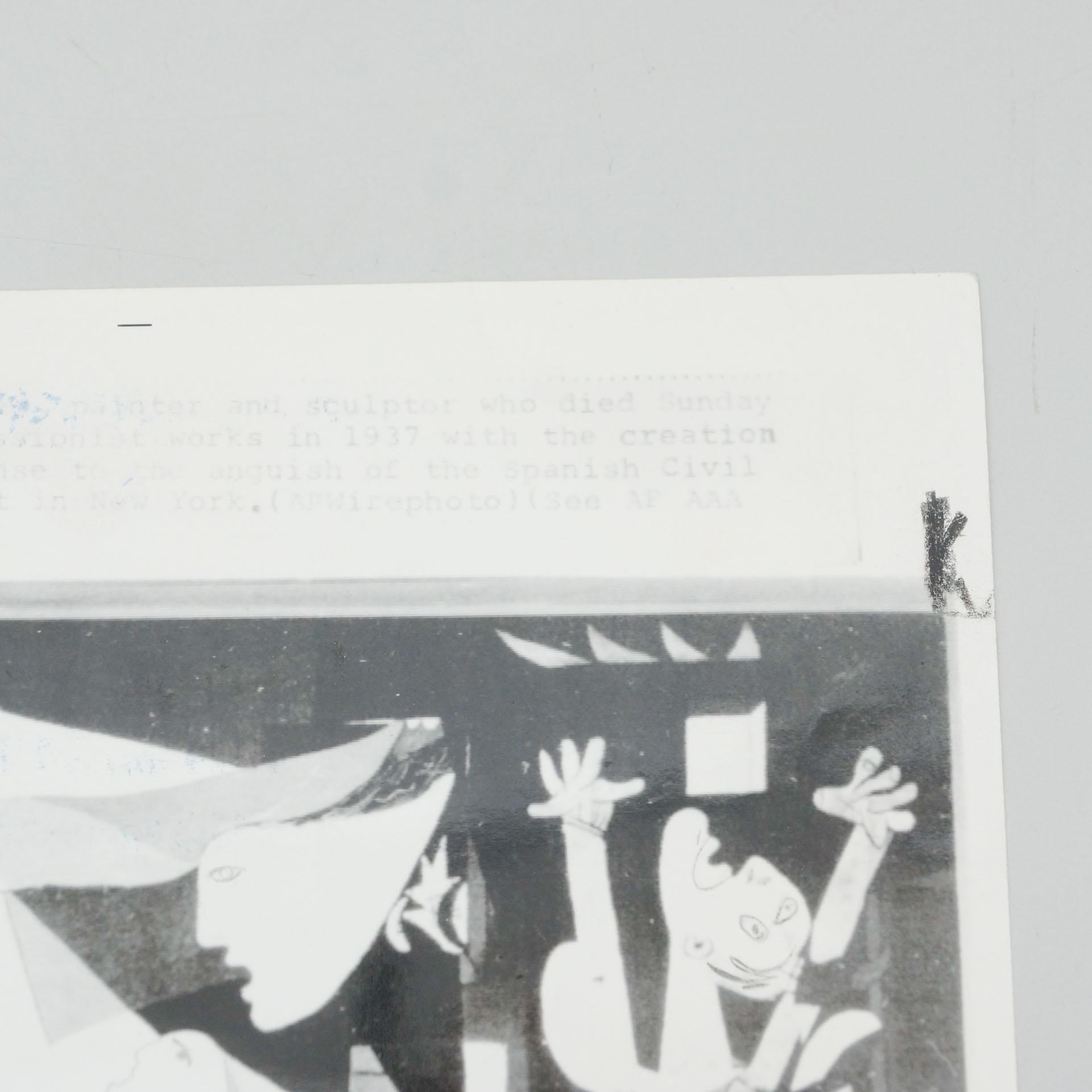 Schwarz-Weiß-Fotografie des Picasso-Gemäldes „Guernica“, 1973 im Zustand „Gut“ im Angebot in Barcelona, Barcelona