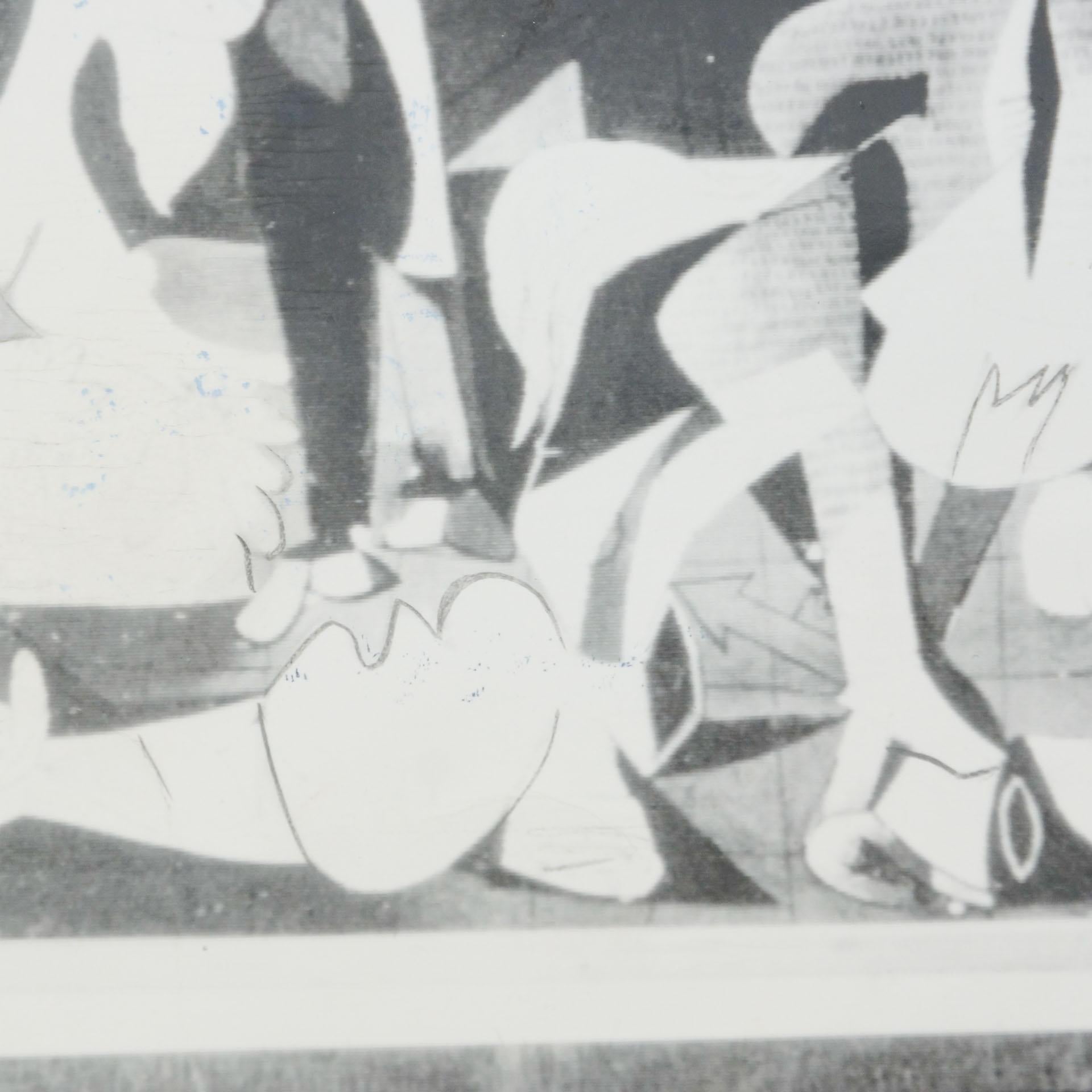 Schwarz-Weiß-Fotografie des Picasso-Gemäldes „Guernica“, 1973 (Papier) im Angebot