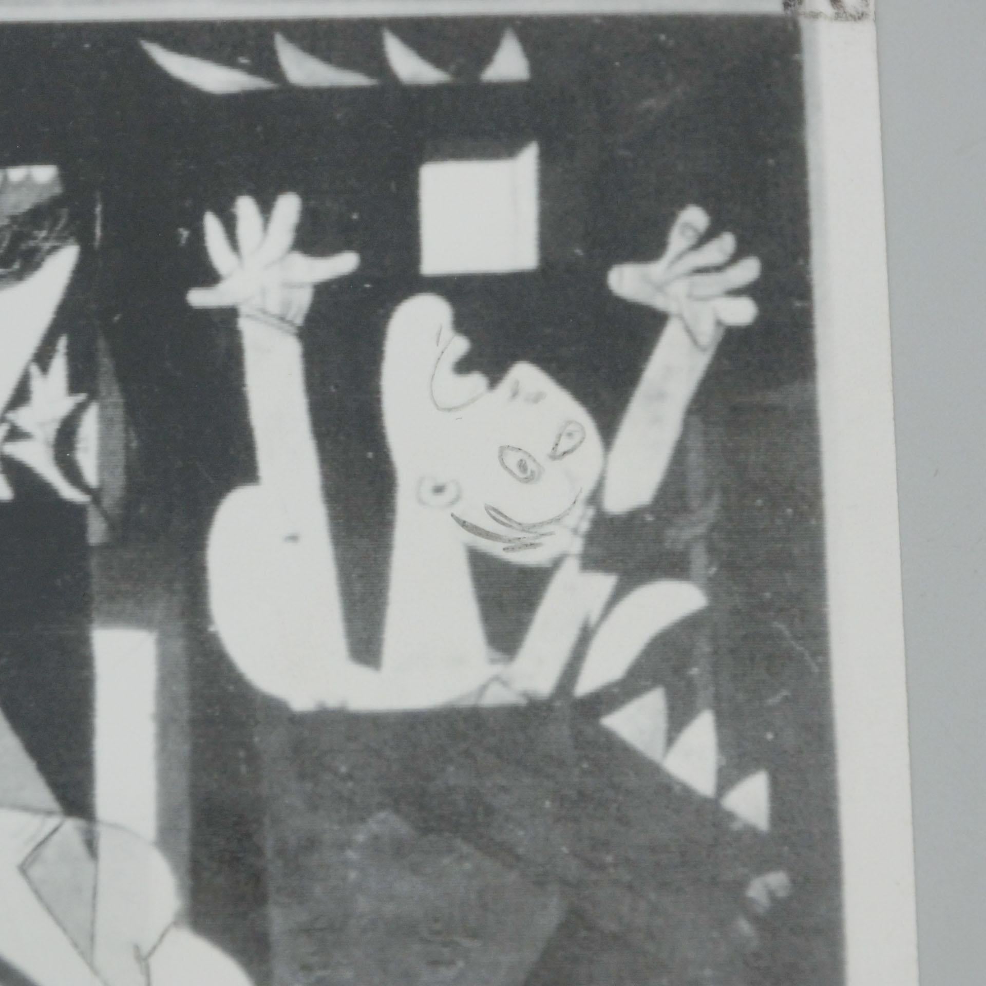 Schwarz-Weiß-Fotografie des Picasso-Gemäldes „Guernica“, 1973 im Angebot 1