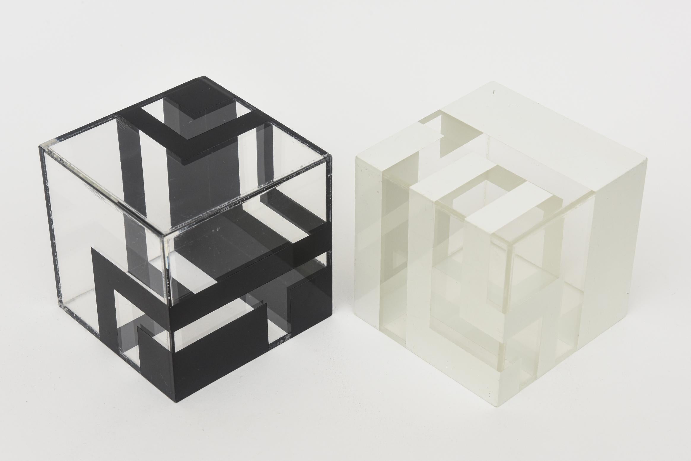 Sculptures géométriques cubiques en plastique Lucite noir et blanc Paire de en vente 3