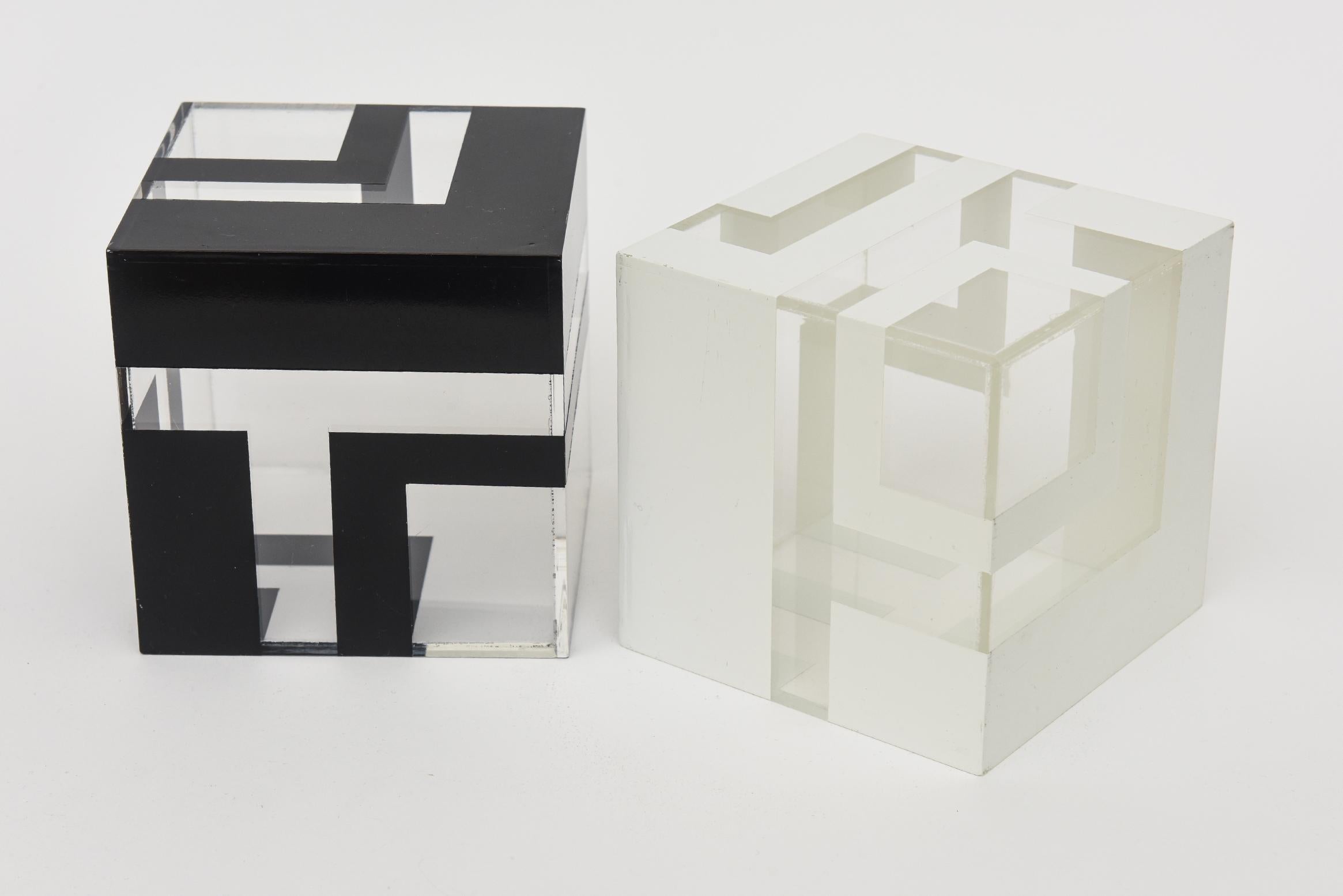 Ces amusantes sculptures cubiques interchangeables en lucite ou en plastique, de couleur noire et blanche, ajoutent une touche de forme géométrique à une pièce. On ne connaît ni l'année ni l'artiste mais elles sont superbes. Il s'agit probablement