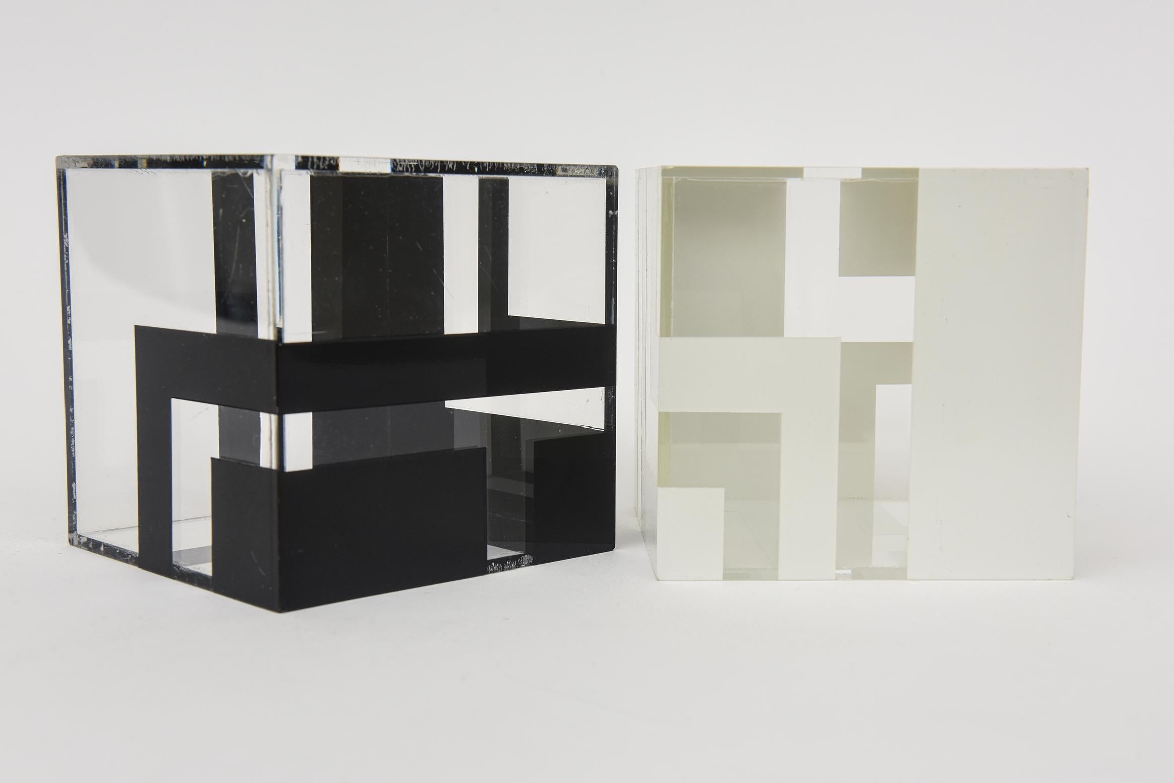 Moderne Sculptures géométriques cubiques en plastique Lucite noir et blanc Paire de en vente