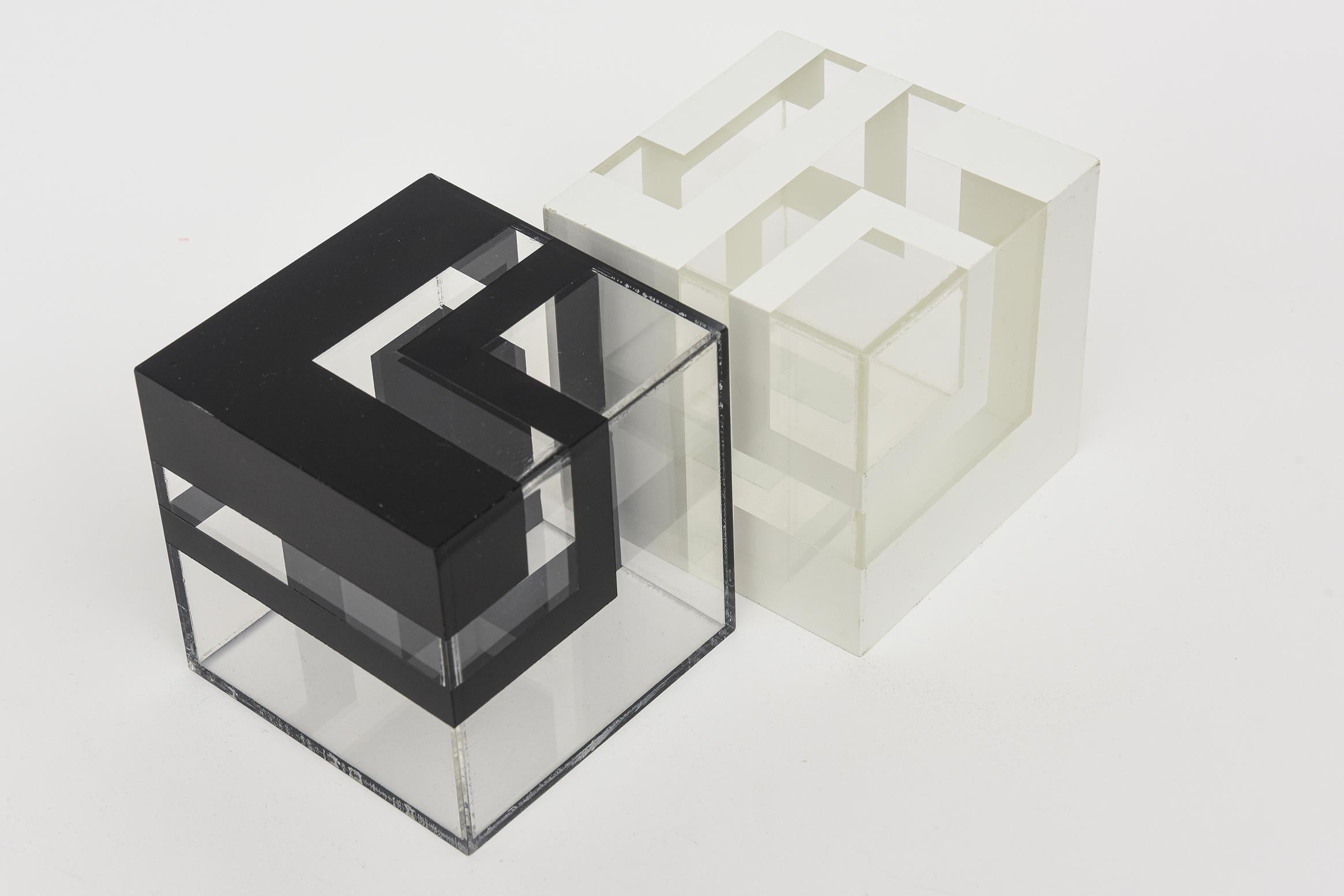 Américain Sculptures géométriques cubiques en plastique Lucite noir et blanc Paire de en vente
