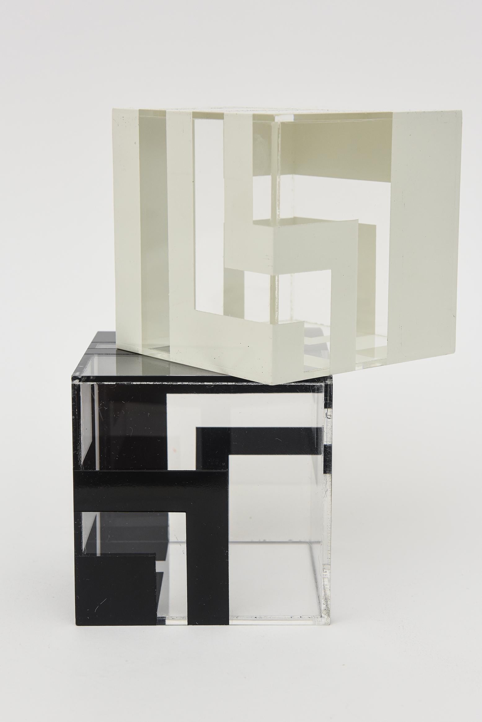 Sculptures géométriques cubiques en plastique Lucite noir et blanc Paire de Bon état - En vente à North Miami, FL
