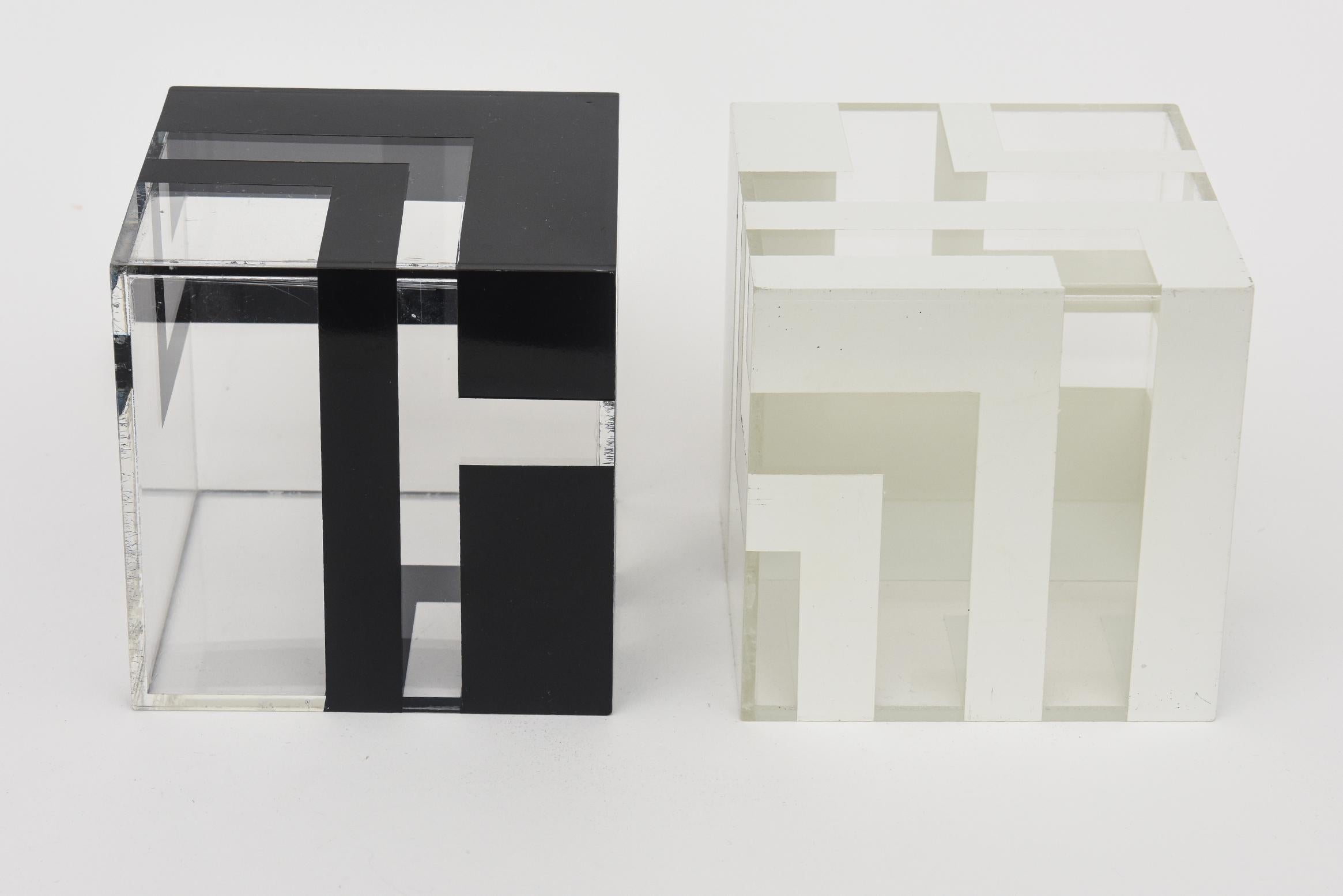 XXIe siècle et contemporain Sculptures géométriques cubiques en plastique Lucite noir et blanc Paire de en vente