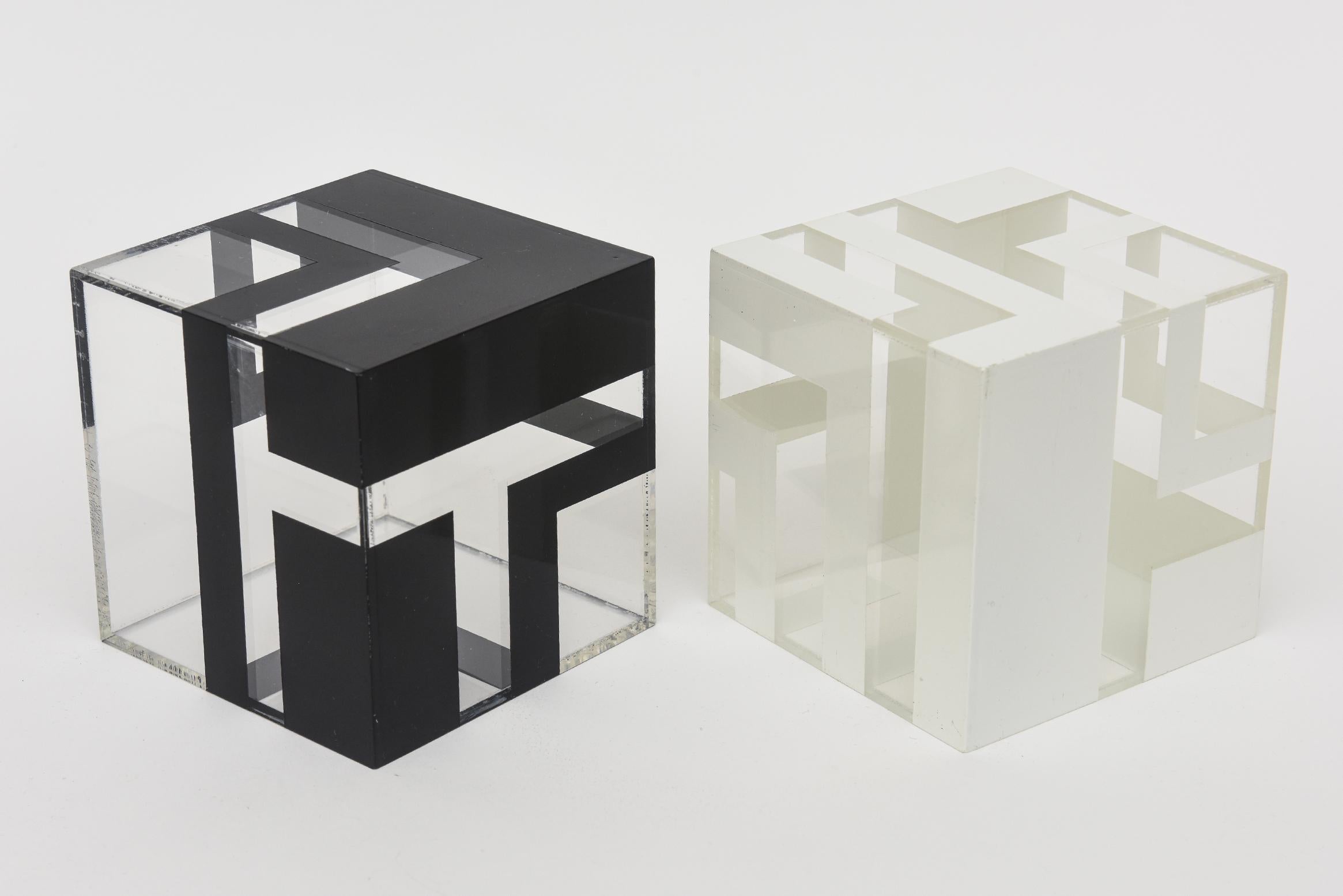Plastique Sculptures géométriques cubiques en plastique Lucite noir et blanc Paire de en vente