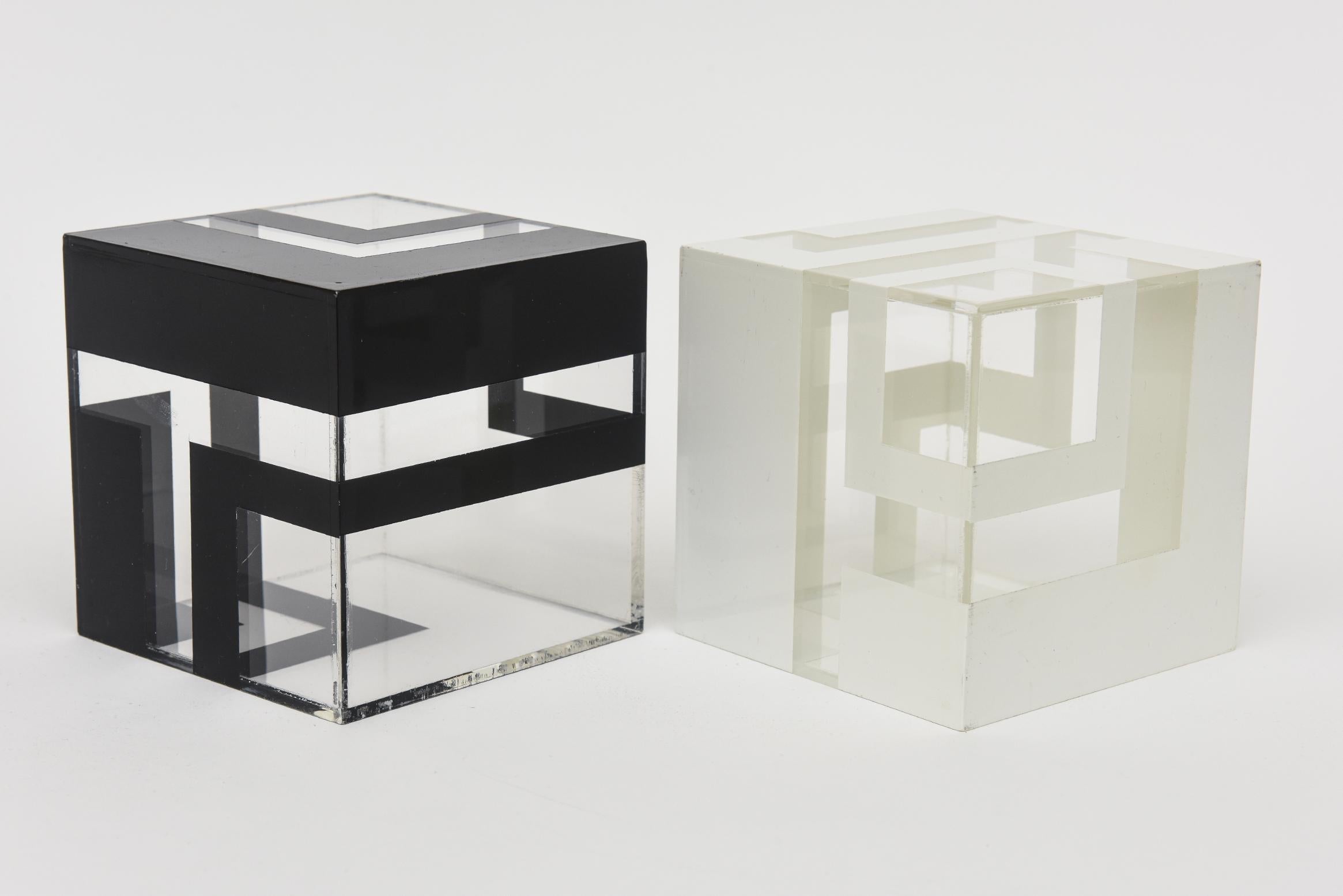 Sculptures géométriques cubiques en plastique Lucite noir et blanc Paire de en vente 2