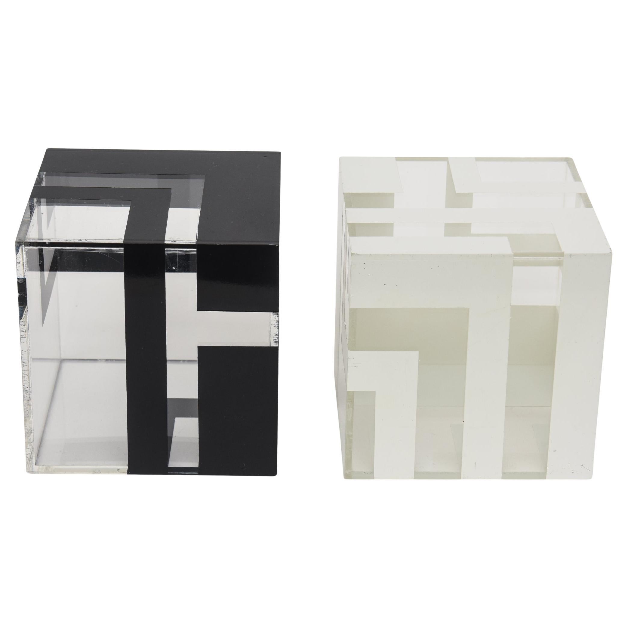 Sculptures géométriques cubiques en plastique Lucite noir et blanc Paire de en vente