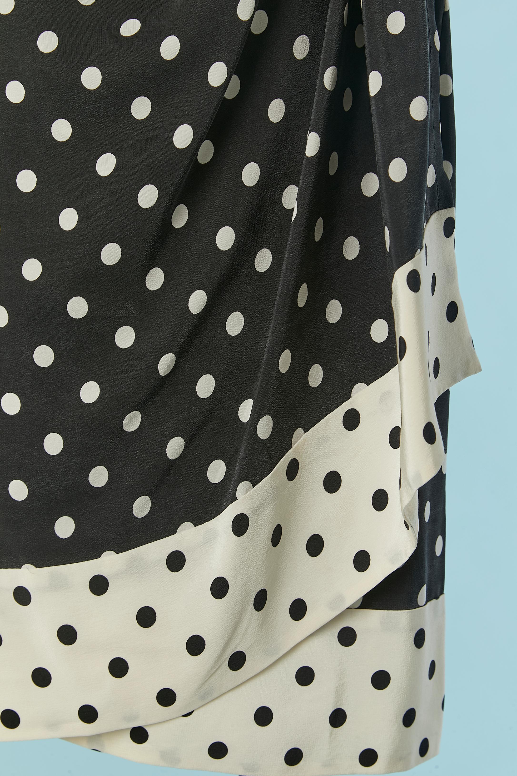 Black and white Polka dot print wrap dress. One hook&eye on the right side inside. 
SIZE M/L 