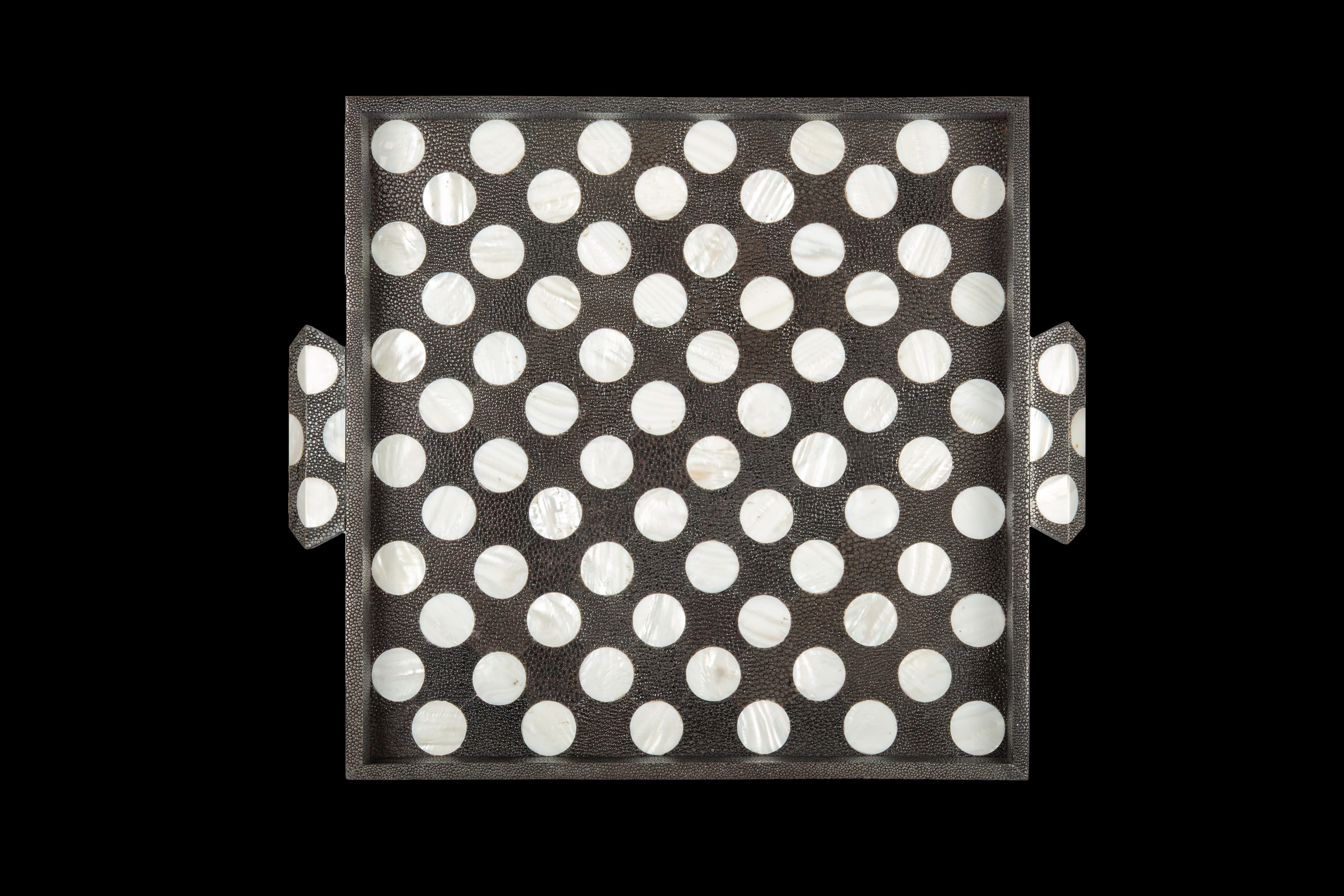 Quadratisches Tablett mit schwarzem und weißem Polka Dot Shagreen und Perlmutt

Maße: 12