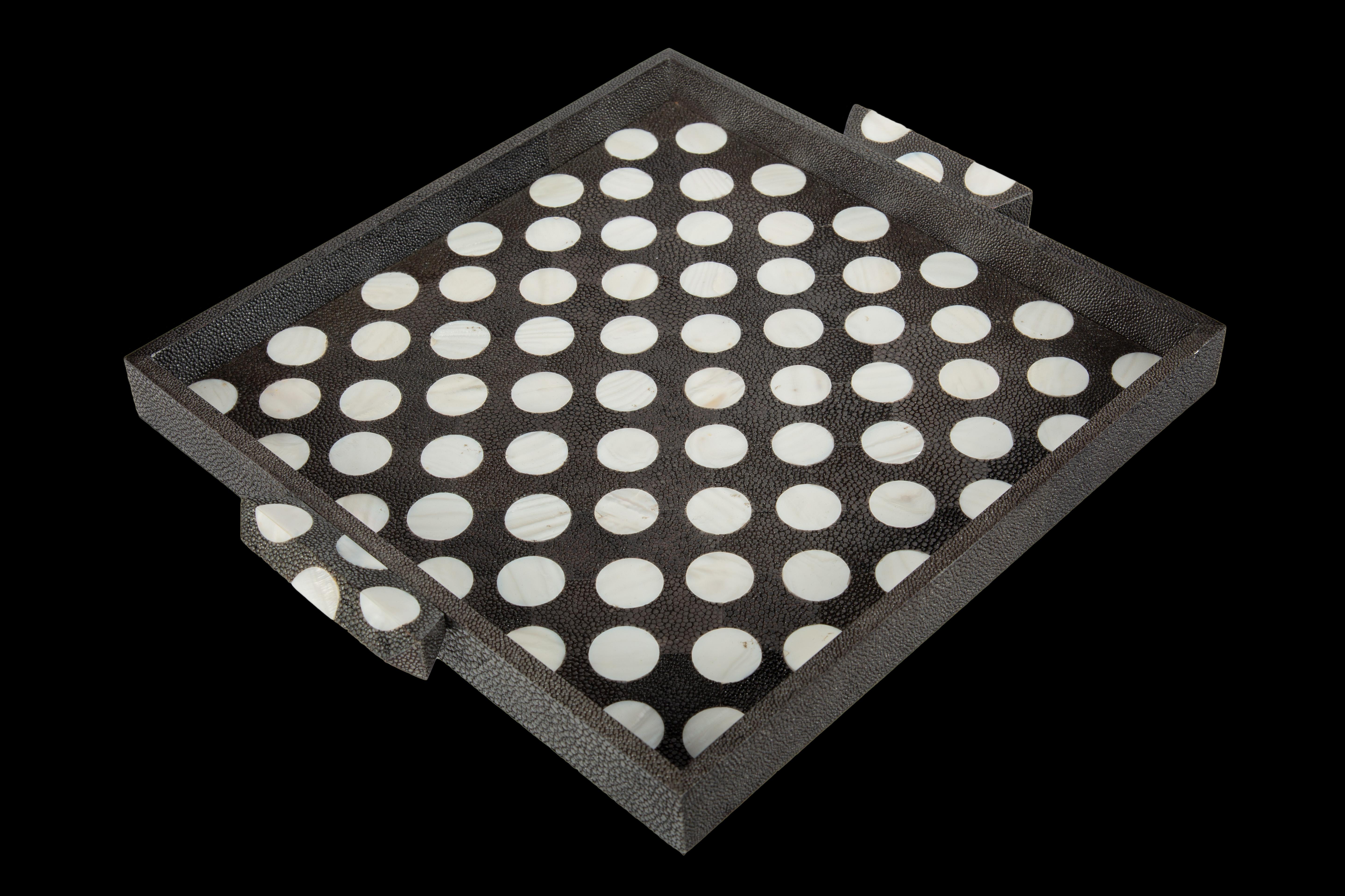 Quadratisches Tablett mit schwarzem und weißem Polka Dot Shagreen und Perlmutt im Zustand „Neu“ im Angebot in New York, NY