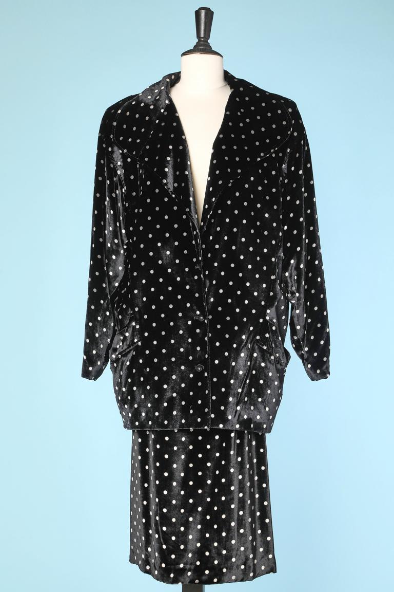 Black and white polka dots silk velvet ensemble (Jacket and skirt) 
Shoulder pad, collar, pockets 
SIZE 40 (L ) 