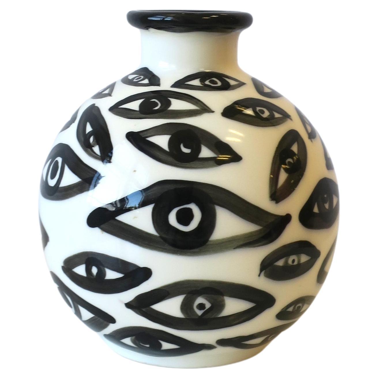 Vase en poterie noire et blanche avec motif oeil en vente