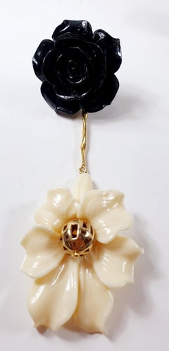 Potere in bianco e nero, fiori colorati in resina con fermagli d'argento placcati in oro