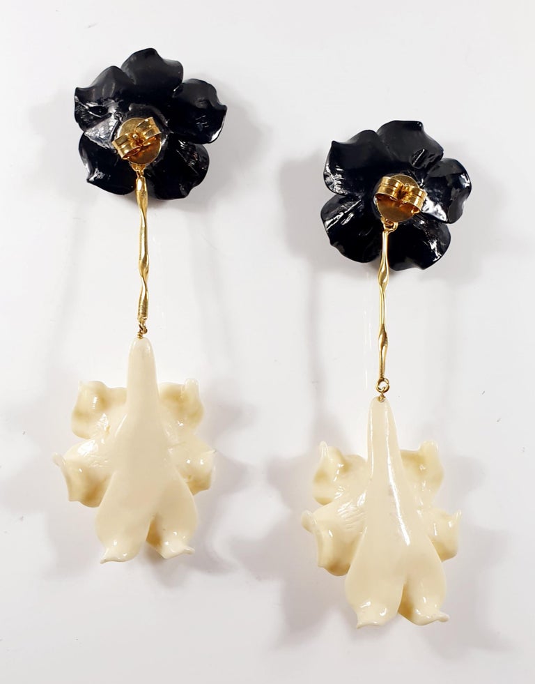 Romantic Black and White Power, Colored Flowers Resins in Gold-Plated Silver Clasps For Sale