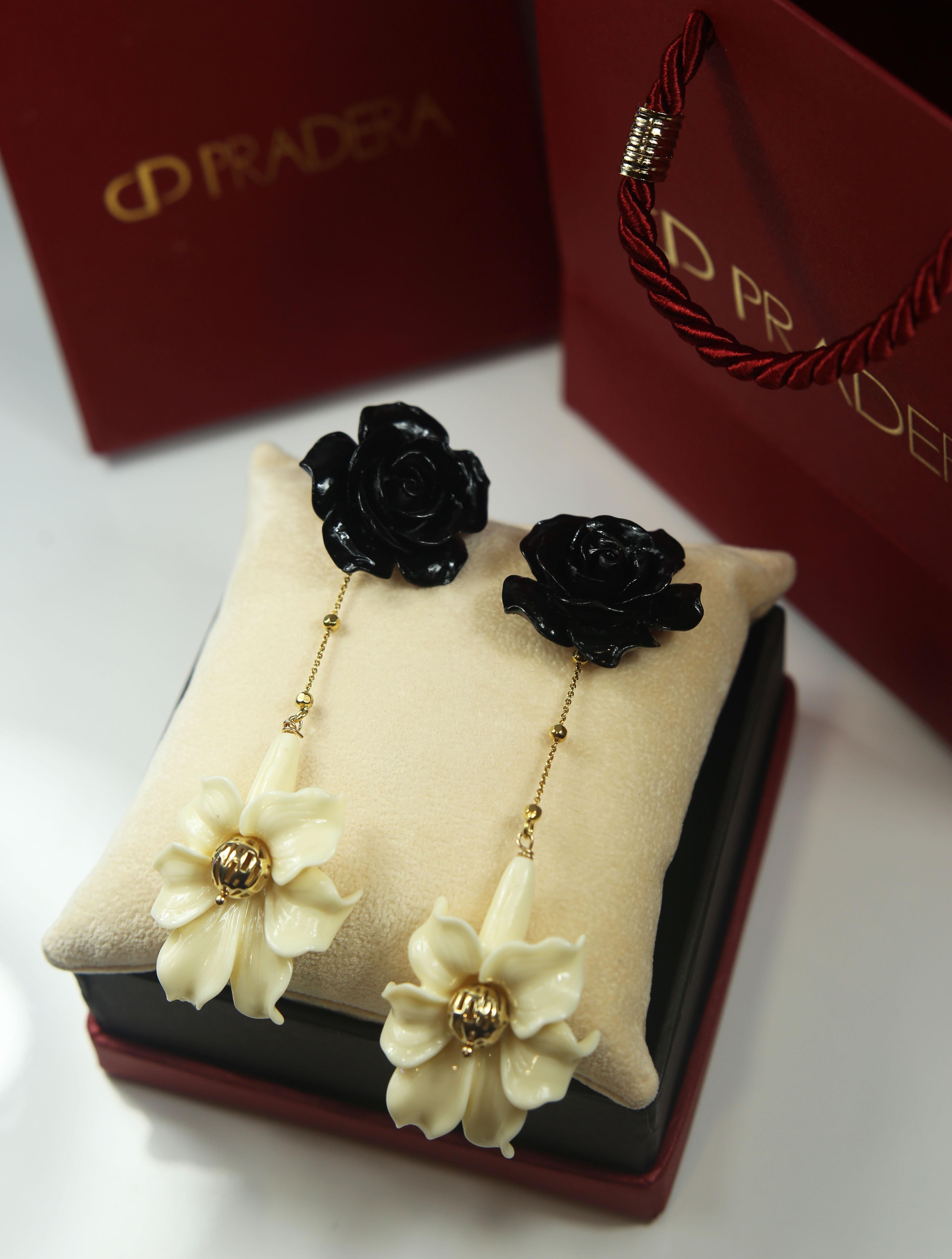 Black and White Power, Colored Flowers Resins in Gold-Plated Silver Clasps In New Condition In Bilbao, ES