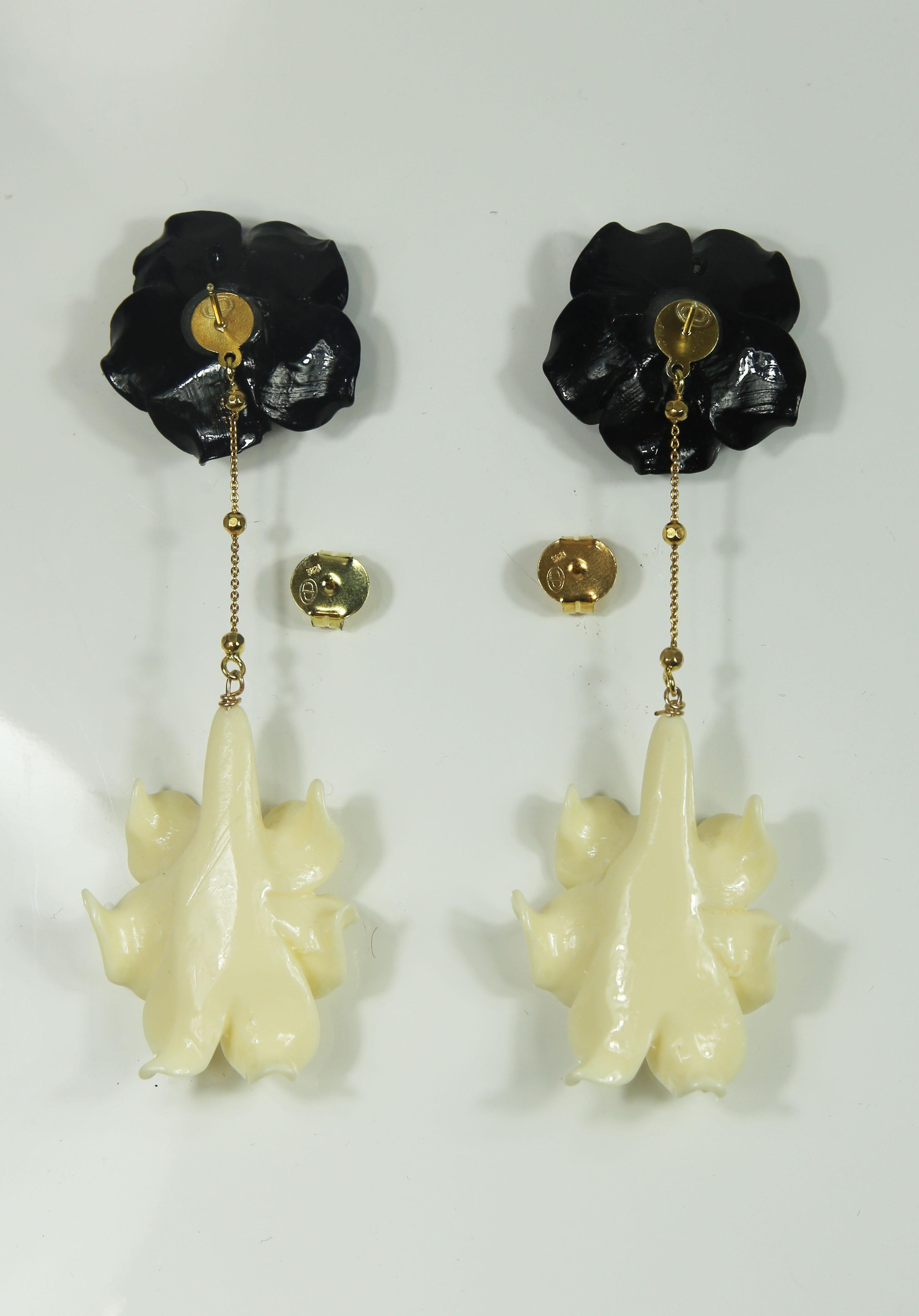 Romantic Black and White Power, Colored Flowers Resins in Gold-Plated Silver Clasps