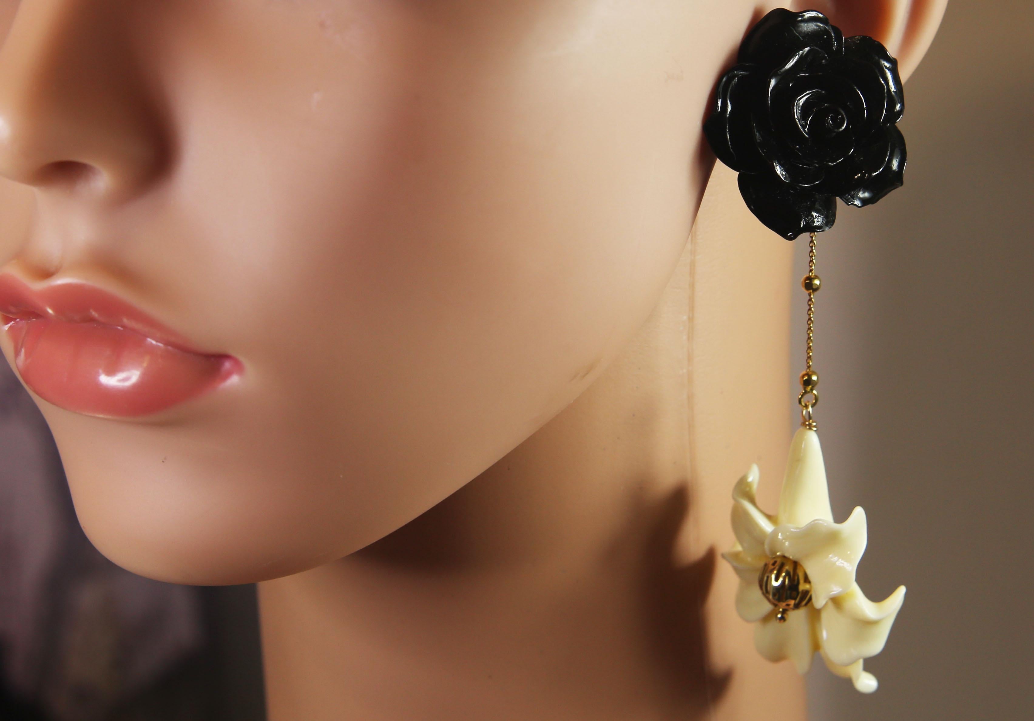 Bead Black and White Power, Colored Flowers Resins in Gold-Plated Silver Clasps