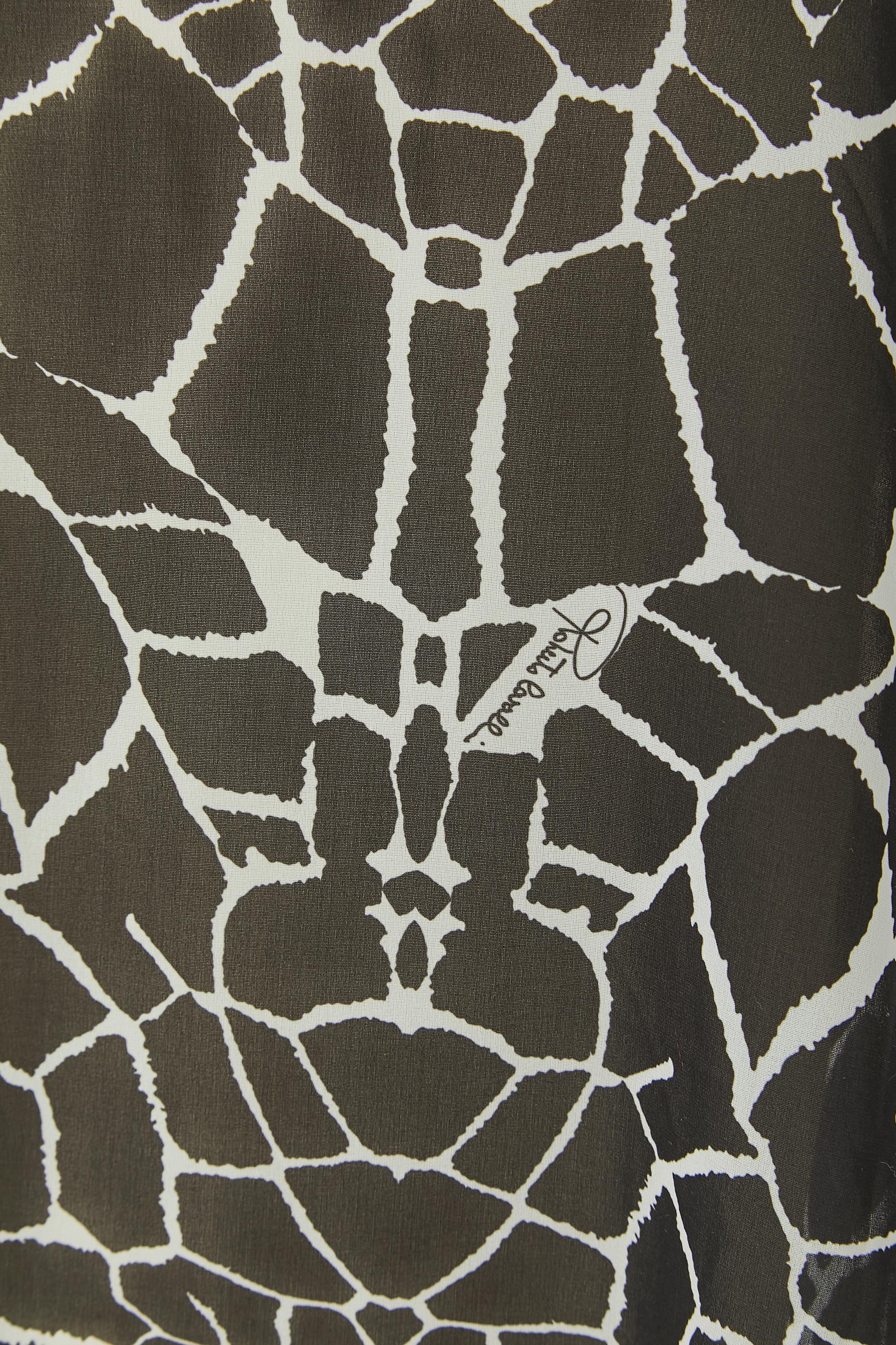 Poncho imprimé noir et blanc. Composition du tissu : 100% polyester. Couture sur les deux côtés 
TAILLE UNIQUE 