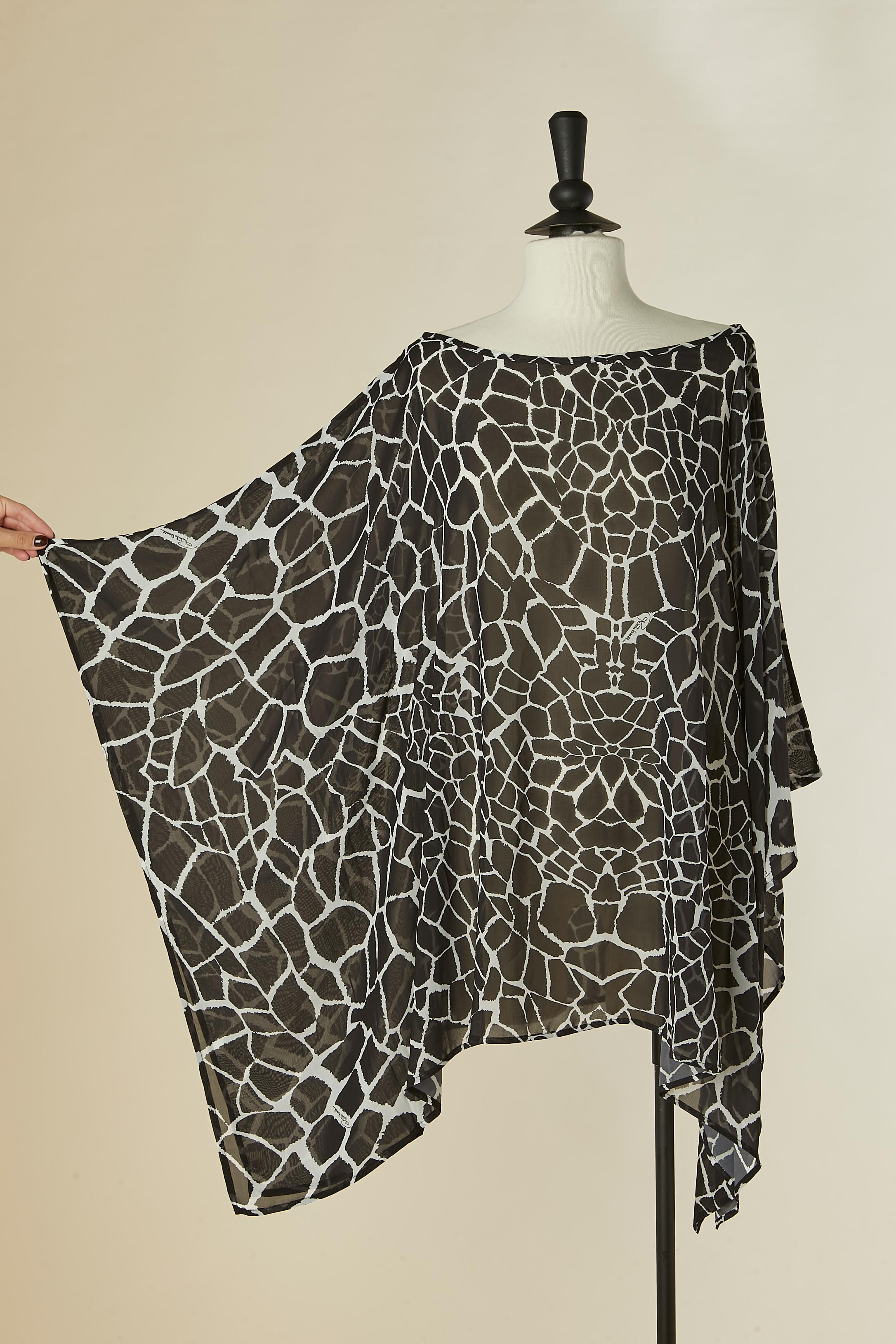 Noir Poncho imprimé noir et blanc ROBERTO Cavalli Beachwear Nouveau avec étiquette en vente