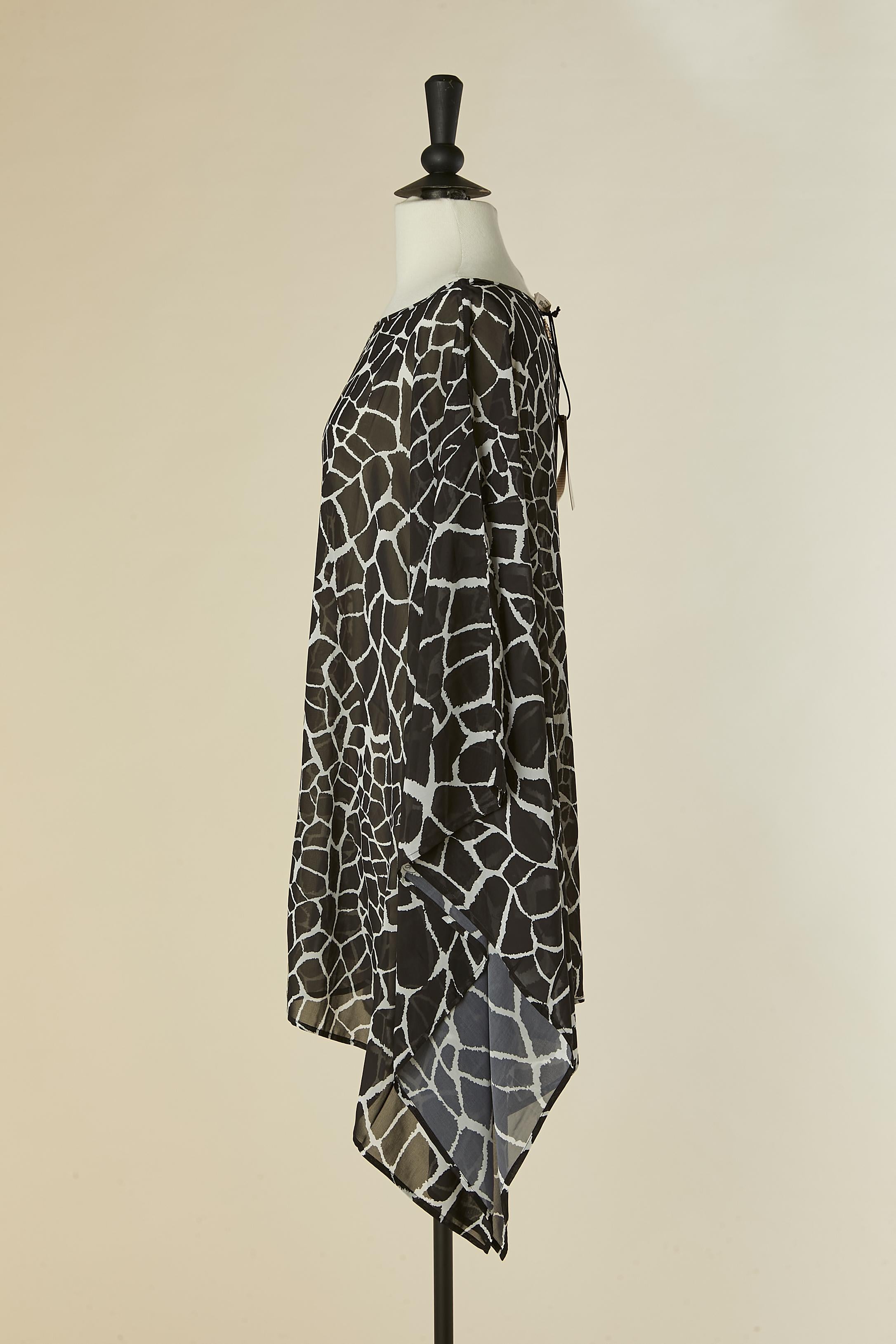 Poncho imprimé noir et blanc ROBERTO Cavalli Beachwear Nouveau avec étiquette Neuf - En vente à Saint-Ouen-Sur-Seine, FR