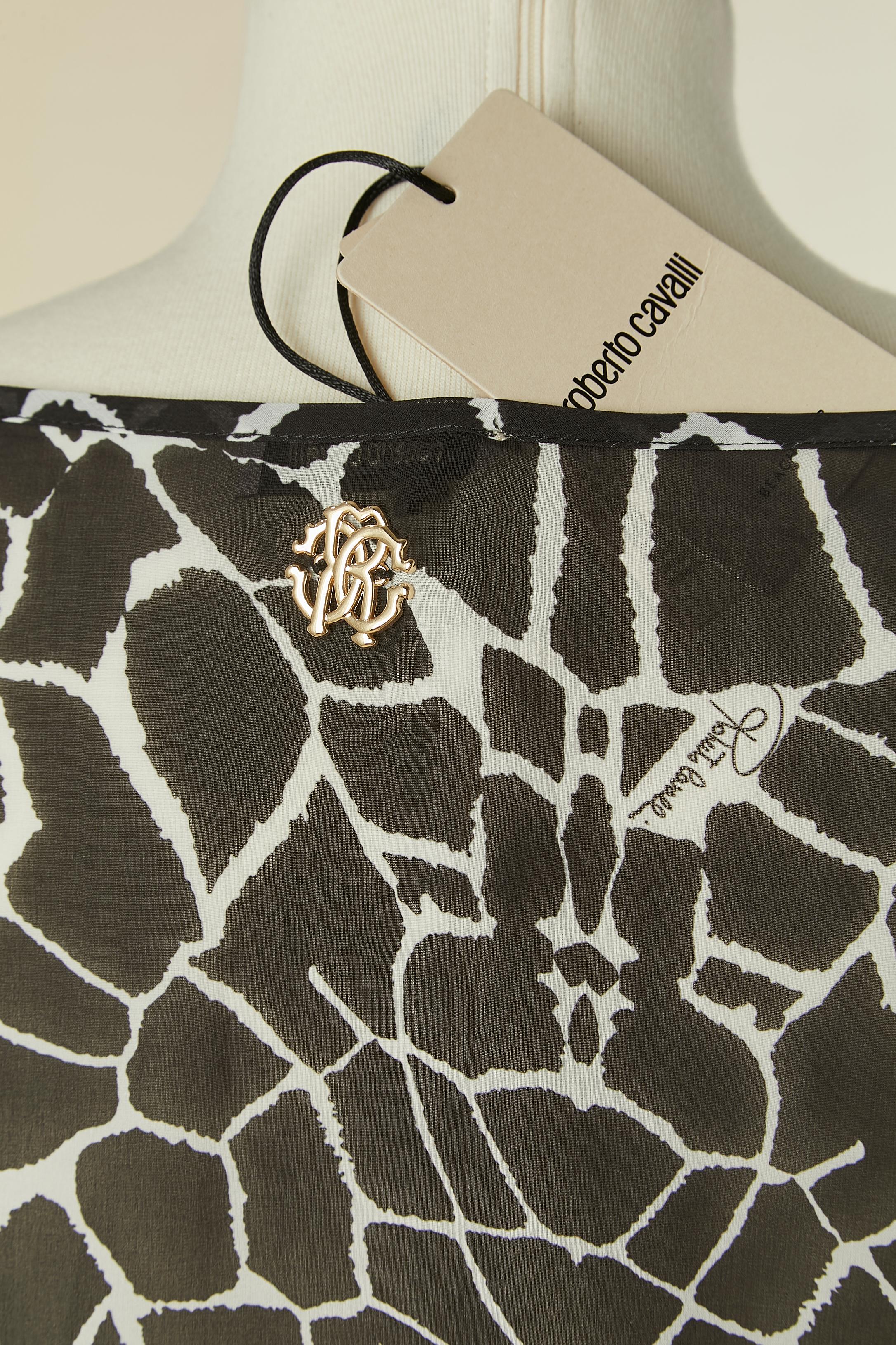 Poncho imprimé noir et blanc ROBERTO Cavalli Beachwear Nouveau avec étiquette en vente 1
