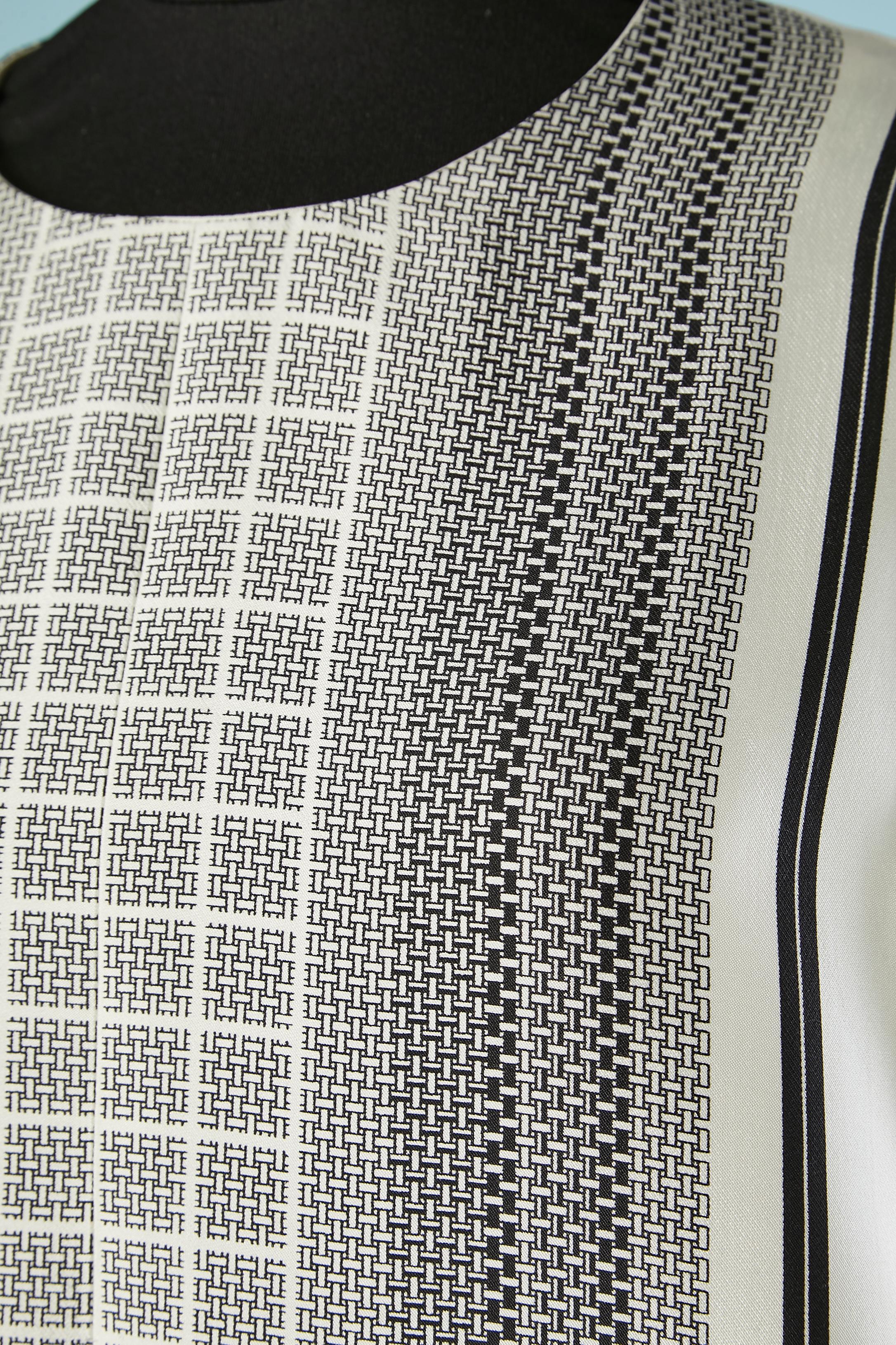 Black and white printed silk and wool dress ( 78% silk, 22% wool) Lining: 100% silk. 
Zip and hook&eye in the middle back. Pockets. SS 2011
SIZE 40 (L) 