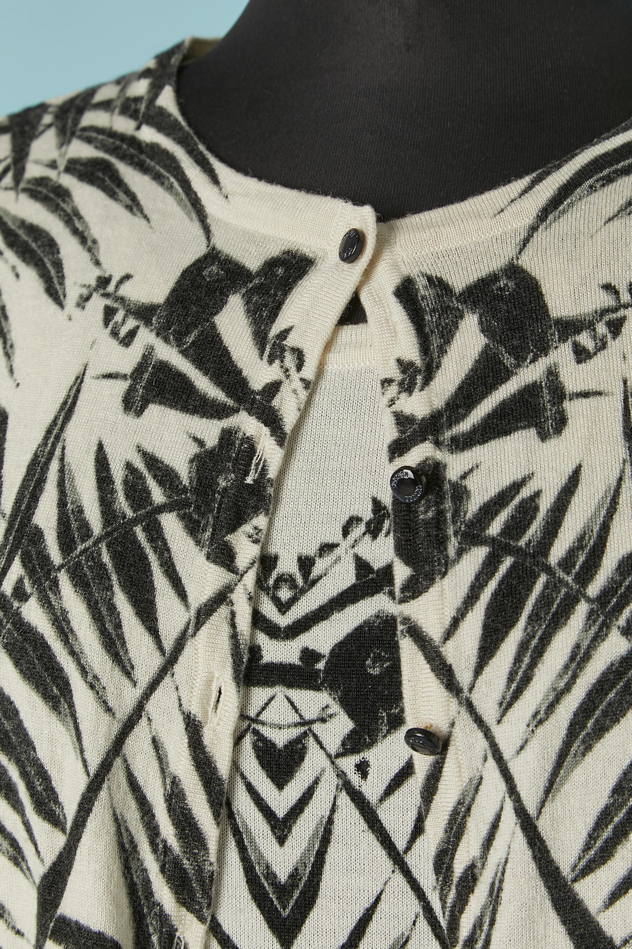 Black and white printed Twin-set. Knit composition: 70% wool, 30% silk. 
Branded button and buttonhole closure on the middle front on the cardigan. 
SIZE L 