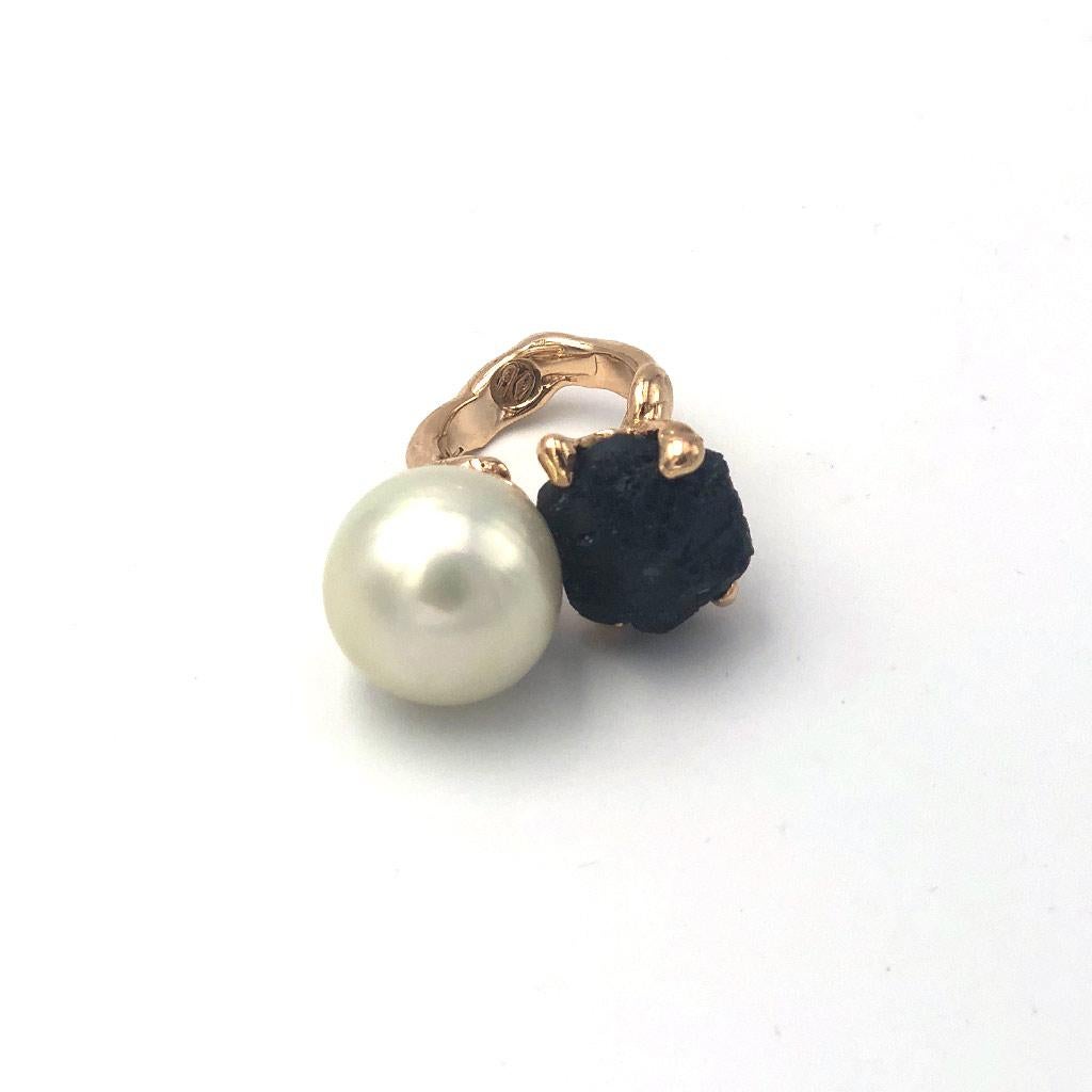 Inspired by the flowing nature of the sea, Lucifer vir Honestus’ elegant designs present organic, handmade metal work that illuminates the oneiric beauty of natural crystals.

This ring features a large pearl and an alexandrite stone set in 18k rose