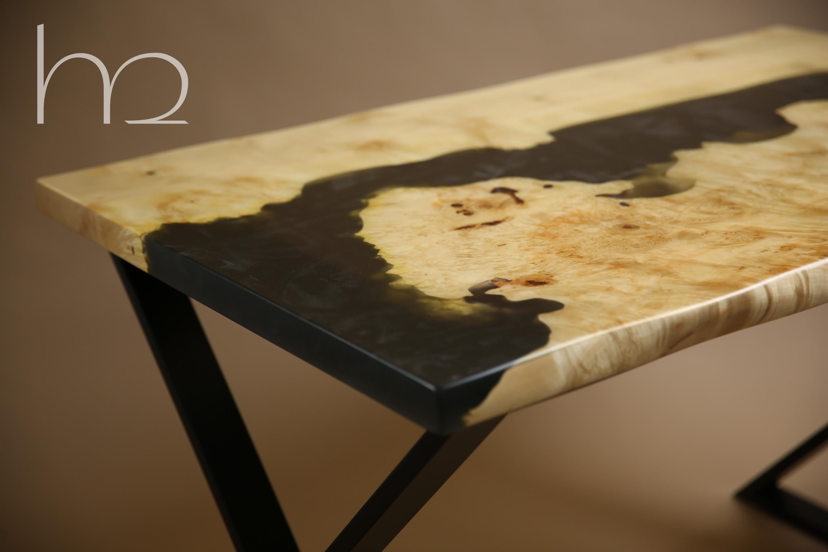 Do you like contrasts? I think that life is made up of contrasts. Cold and heat, thirst and satiety, poverty and abundance, difficult circumstances and victory over them.
This table is made from old white maple slabs and black epoxy. Contrast