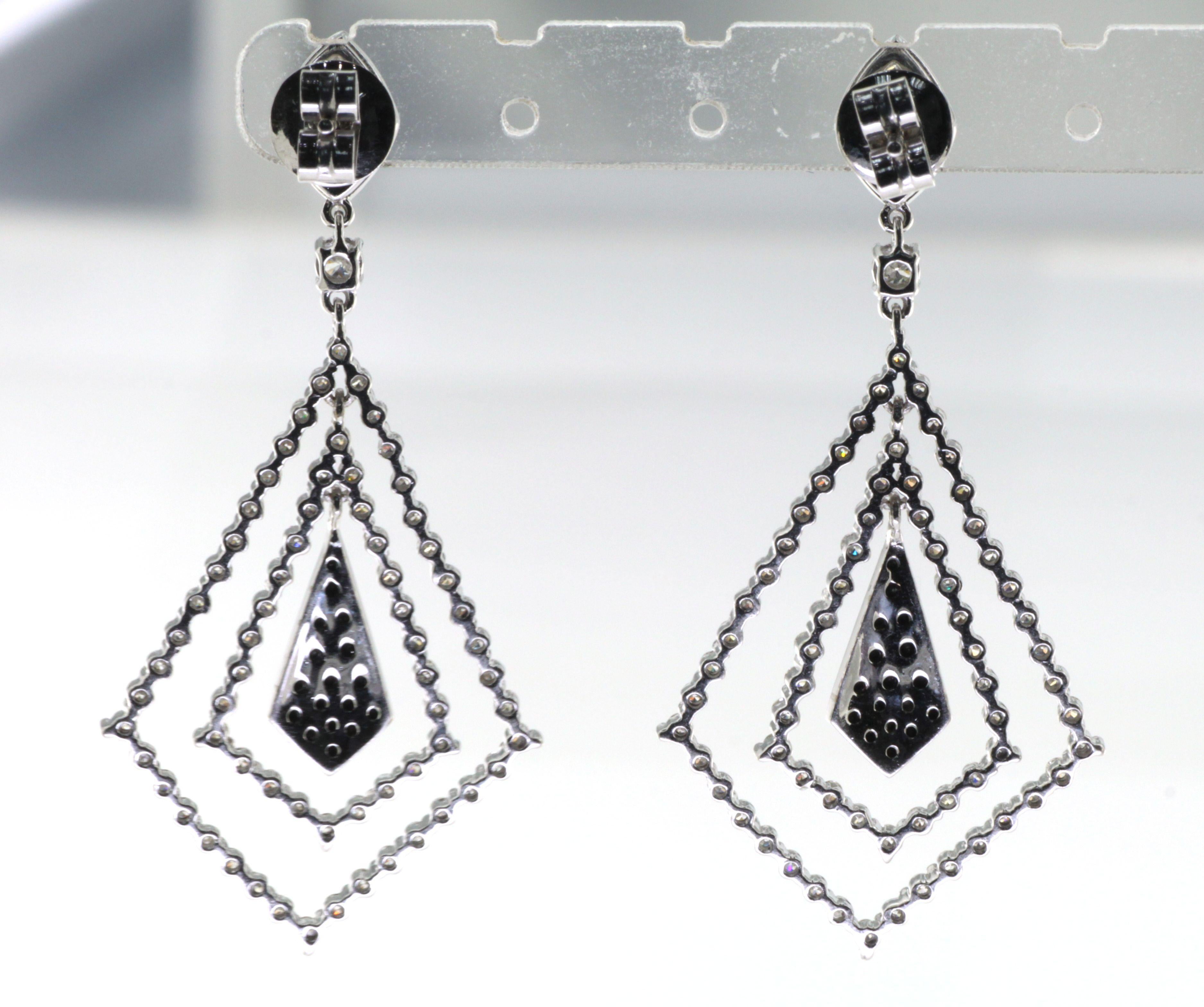 Brilliant Cut Art Deco 2.55cts Black and White round Diamond Dangle Earring in 18K White Gold For Sale
