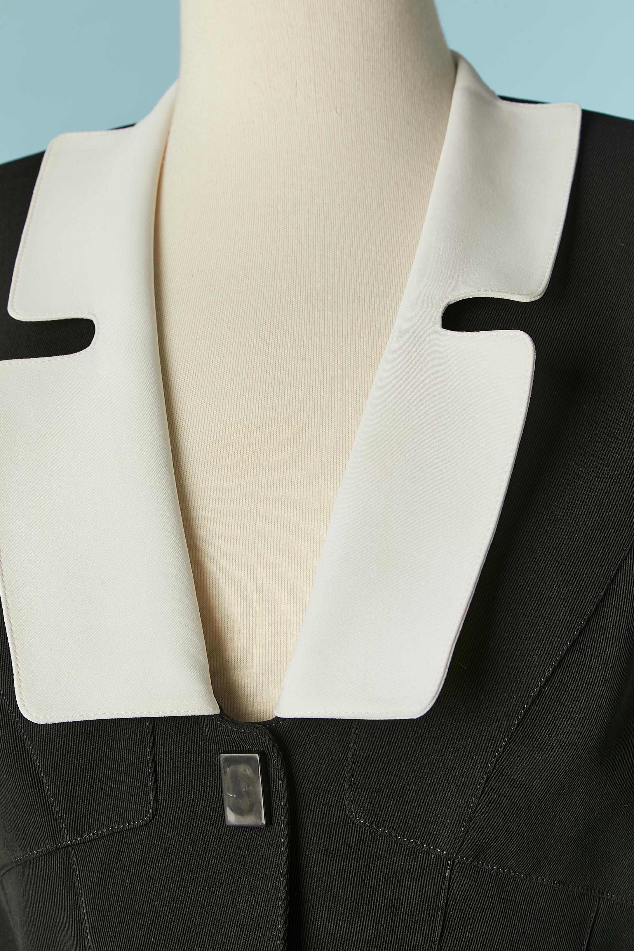 Black and white skirt-suit with striped and pleated skirt . 
Main fabric: polyester
Square snap closure. Pocket on both side. Shoulder pad. 
SIZE 38 (Fr) 8 (Us) M 