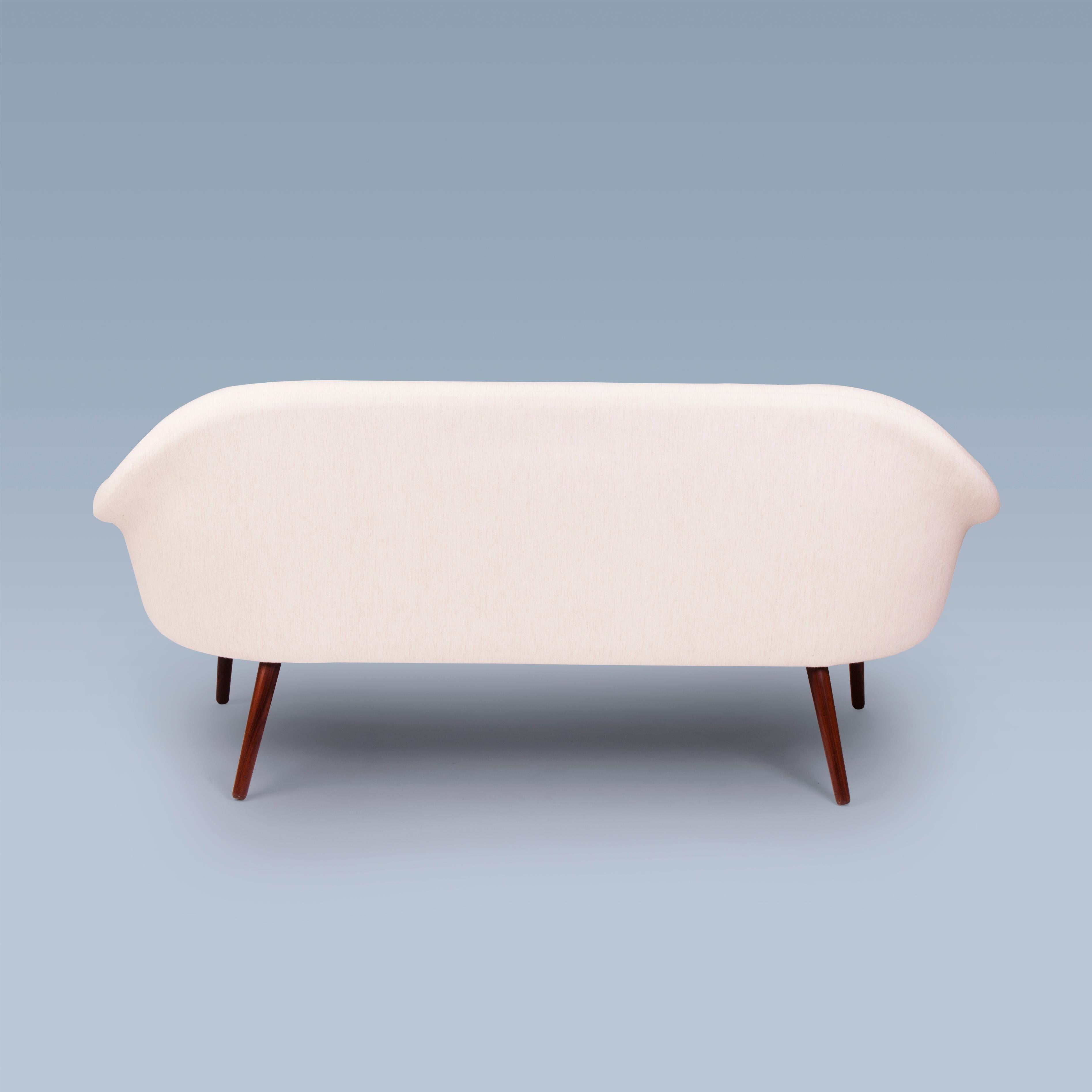 Gebogenes modernes dänisches schwarz-weißes Sofa mit großem Sitzkissen (Dänisch) im Angebot