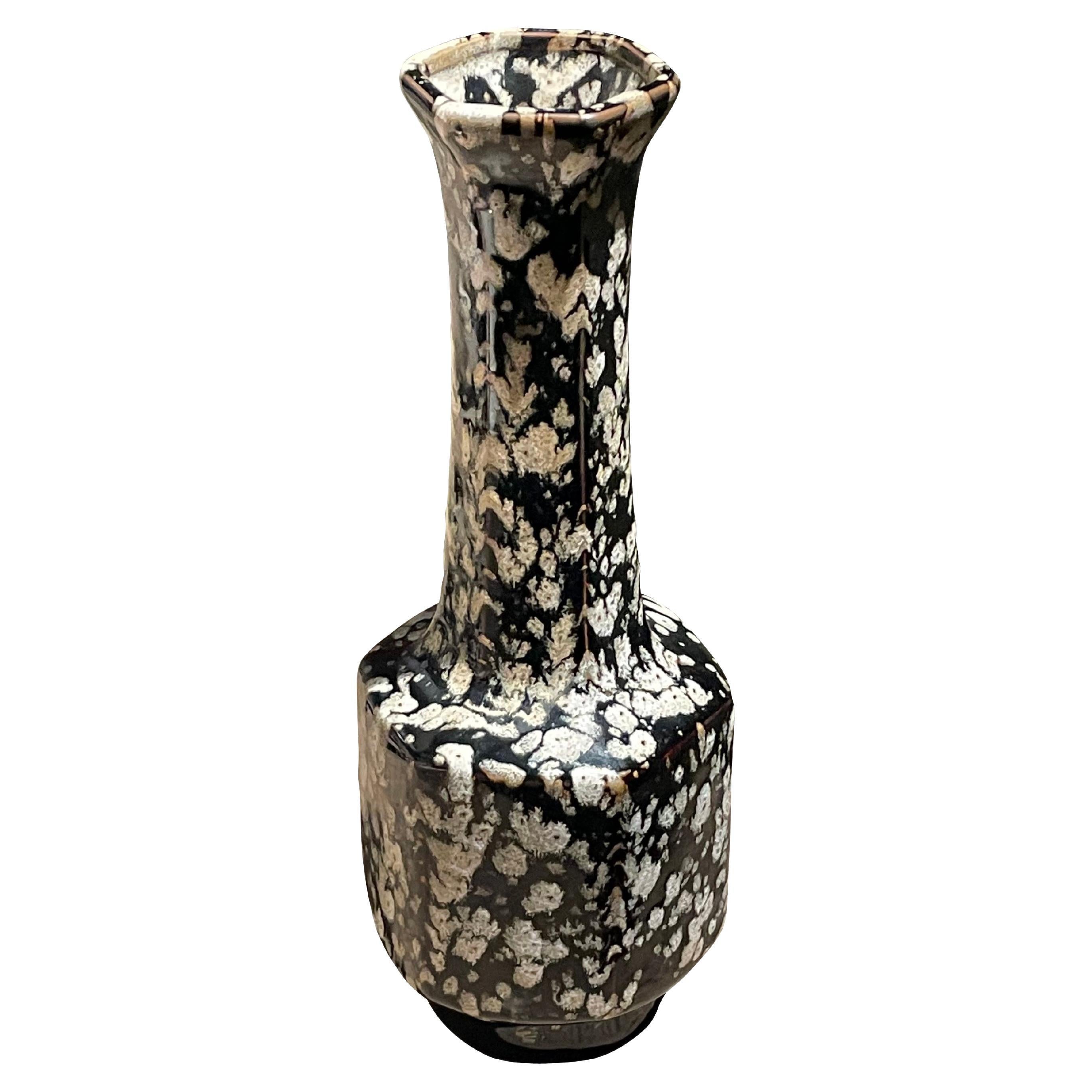 Vase mit schwarzer und weißer gesprenkelter Glasur, China, Contemporary
