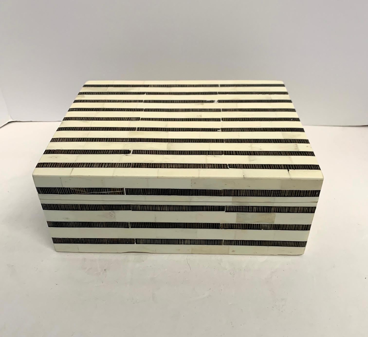 Contemporary Indian black and white stripe bone box.
Hinged lid.
White with inlaid black strips.
Part of a large collection of bone boxes and trays