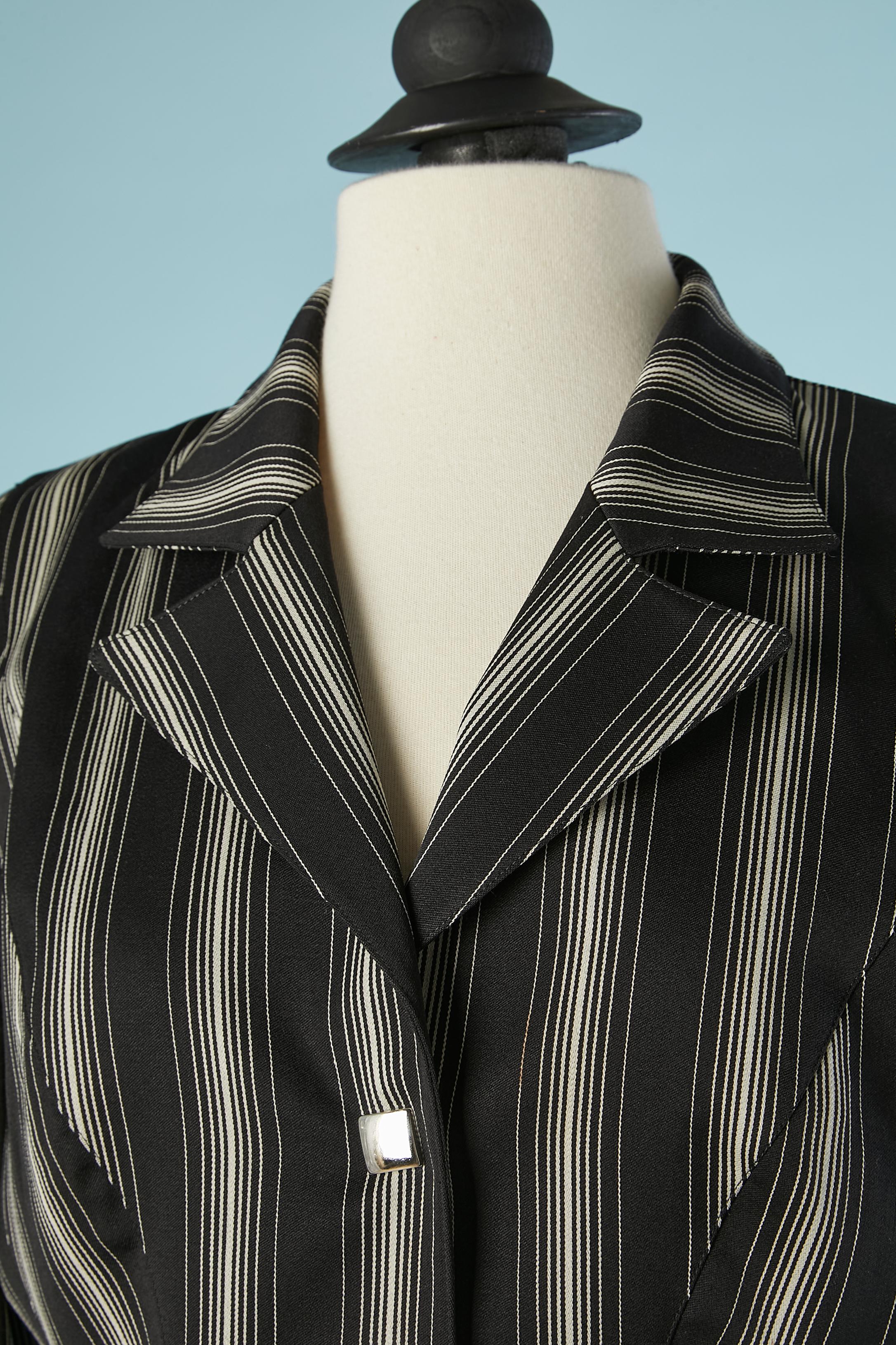 Black and white striped single breasted jacket. Metal silver snap in the middle front. Shoulder-pad. 
SIZE L