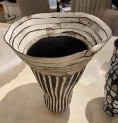 Schwarz-weiß gestreifte Keramikvase mit Streifen von Brenda Holzke, USA, Zeitgenössisch