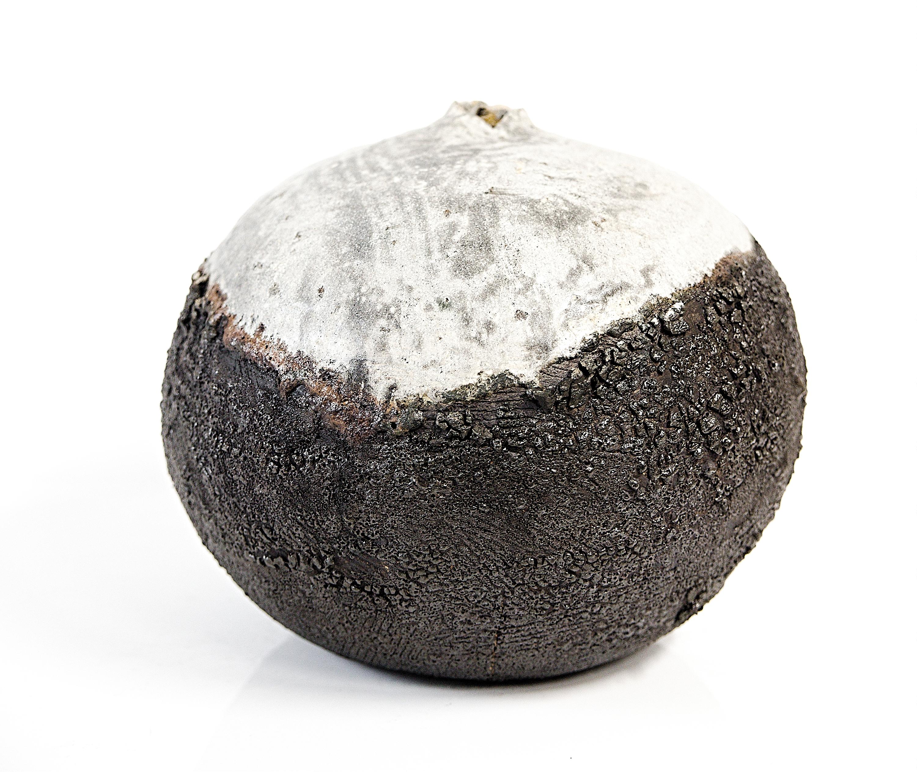 Barattolo a forma di luna con texture in bianco e nero in vendita 2