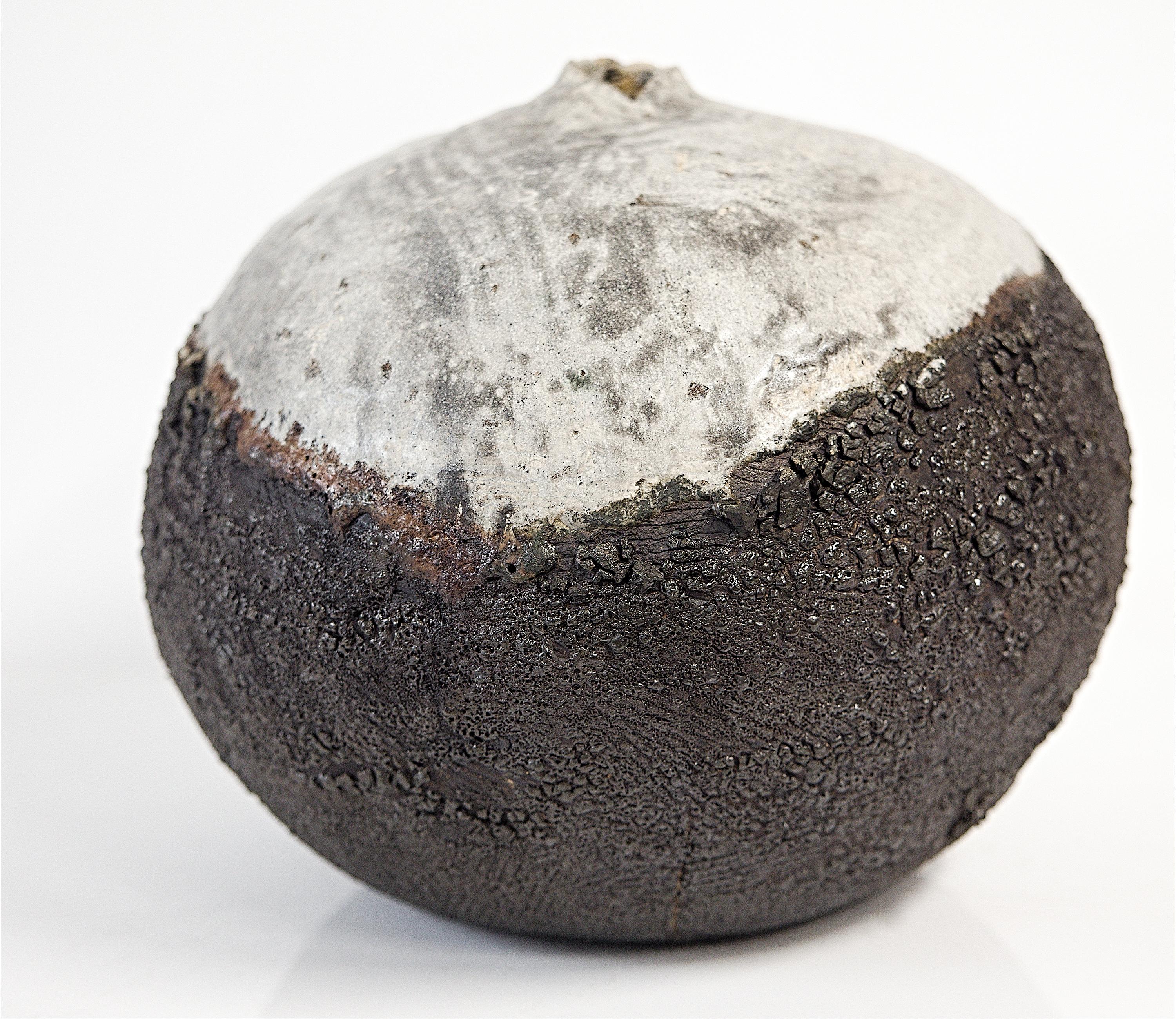 Barattolo a forma di luna con texture in bianco e nero in vendita 3