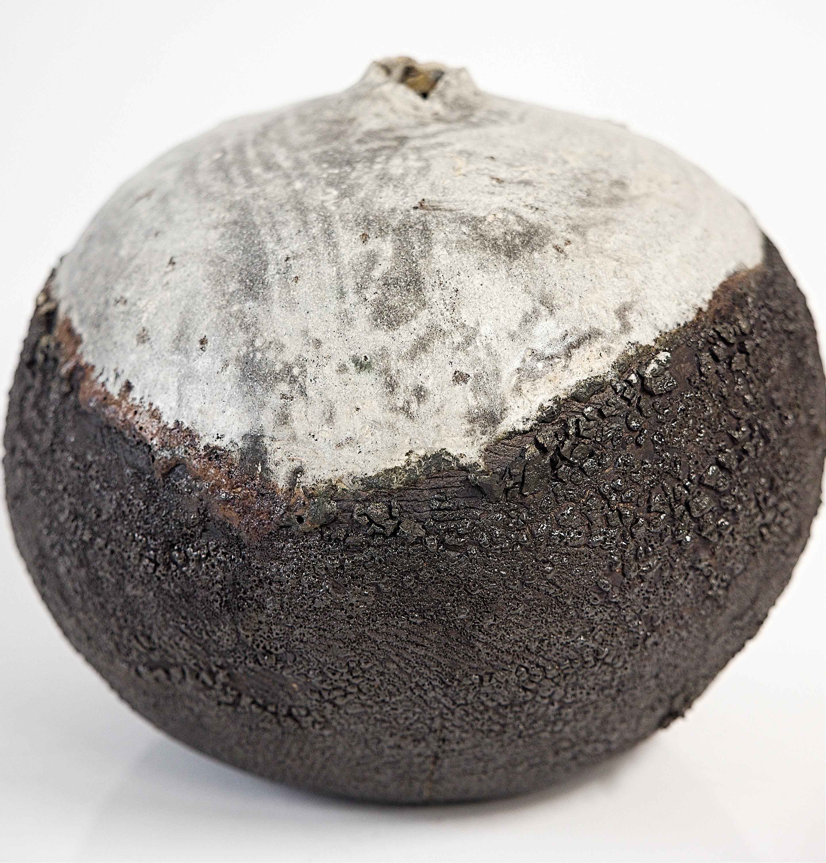 Barattolo a forma di luna con texture in bianco e nero in vendita 4