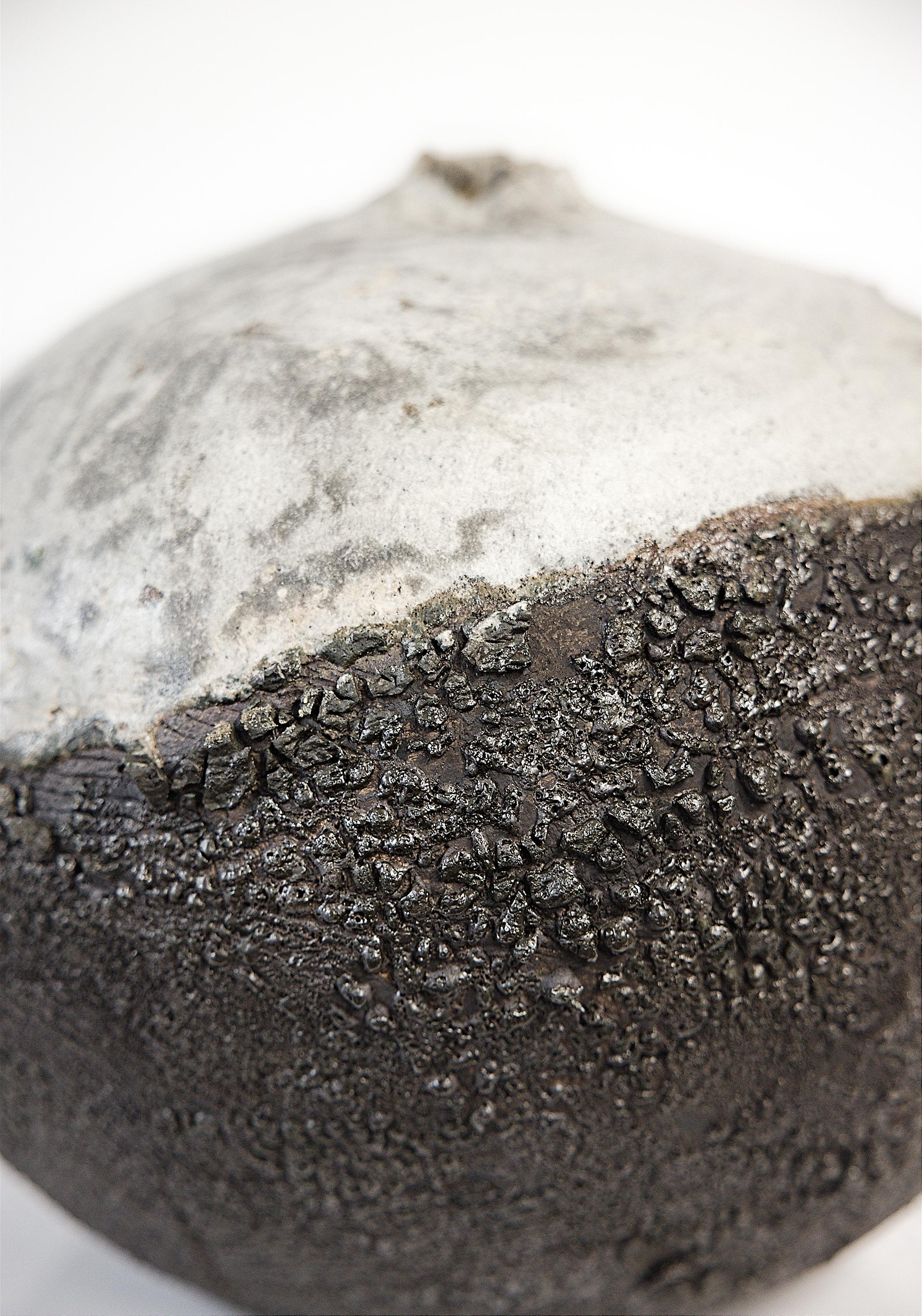 bianco vintage opaco sulla parte superiore, nero testurizzato sulla parte inferiore
Non destinato all'acqua 

 
-Un omaggio artistico alla tradizionale tecnica giapponese della cottura a legna. Questo pezzo arrotolato a mano dal nostro studio di Los